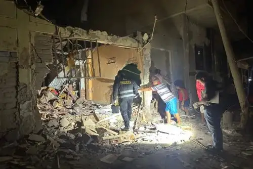 Arrojan explosivos en fachada de vivienda y matan a dueña dejando además 5 heridos