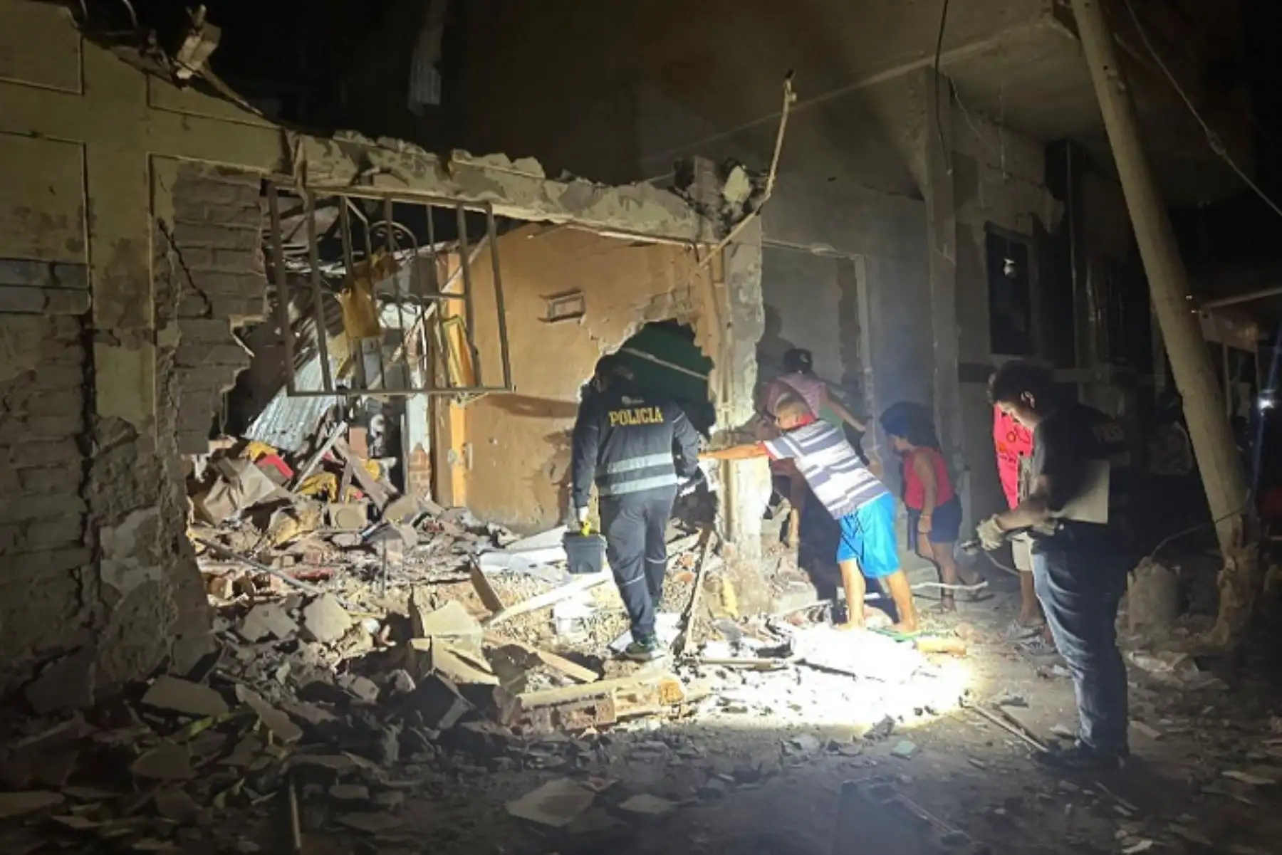 Arrojan explosivos en fachada de vivienda y matan a dueña dejando además 5 heridos