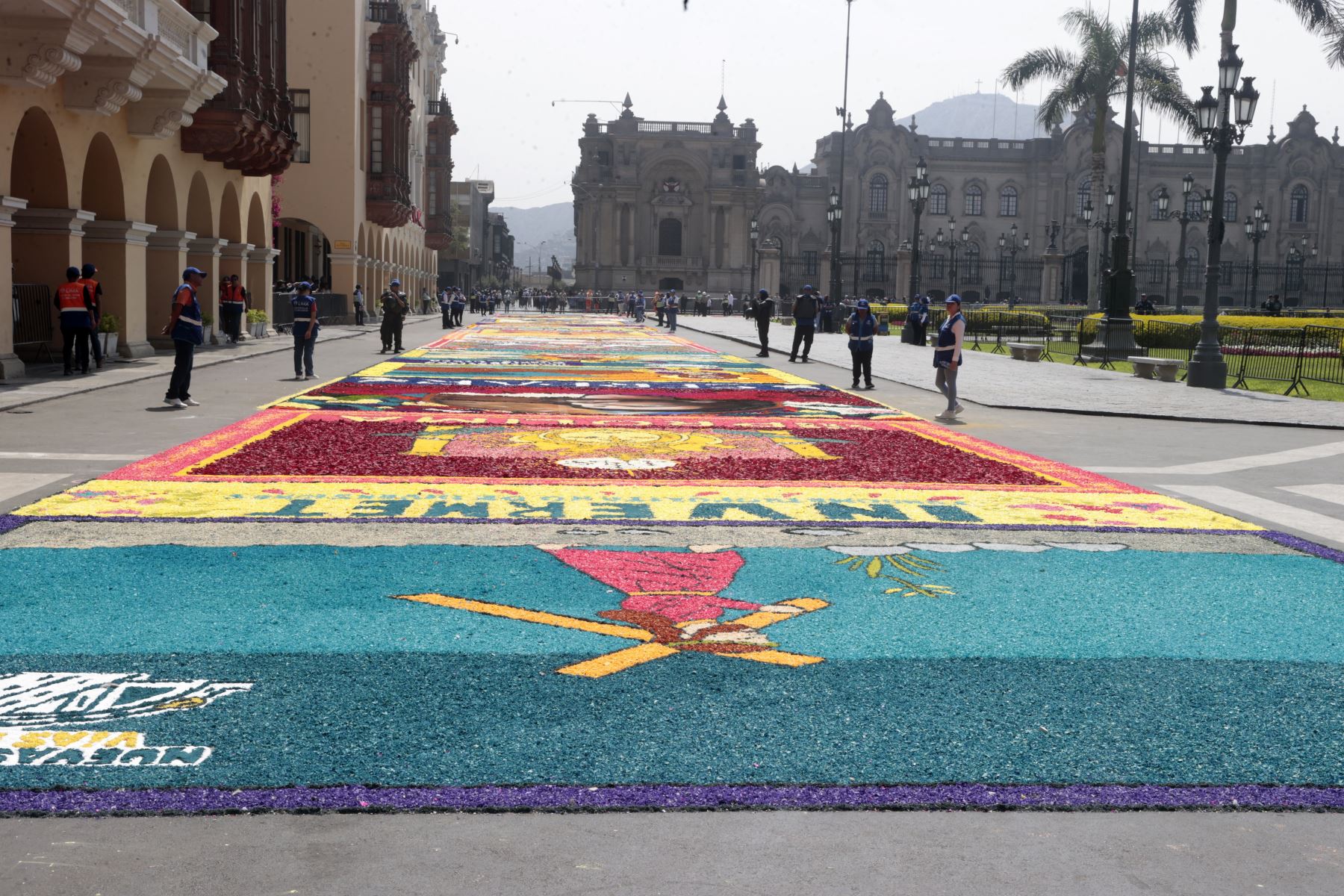 En el marco de las celebraciones por Semana Santa, hoy la Plaza Mayor de Lima volvió a llenarse de color y fervor religioso con la realización del concurso de alfombras florales, previa a las procesiones por el Domingo de Resurrección. Foto: ANDINA/ Vidal Tarqui