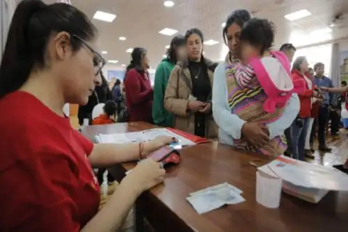 Además del subsidio económico, este programa brinda profesional acompañamiento profesional a las familias beneficiarias mediante talleres, visitas domiciliarias y llamadas telefónicas.