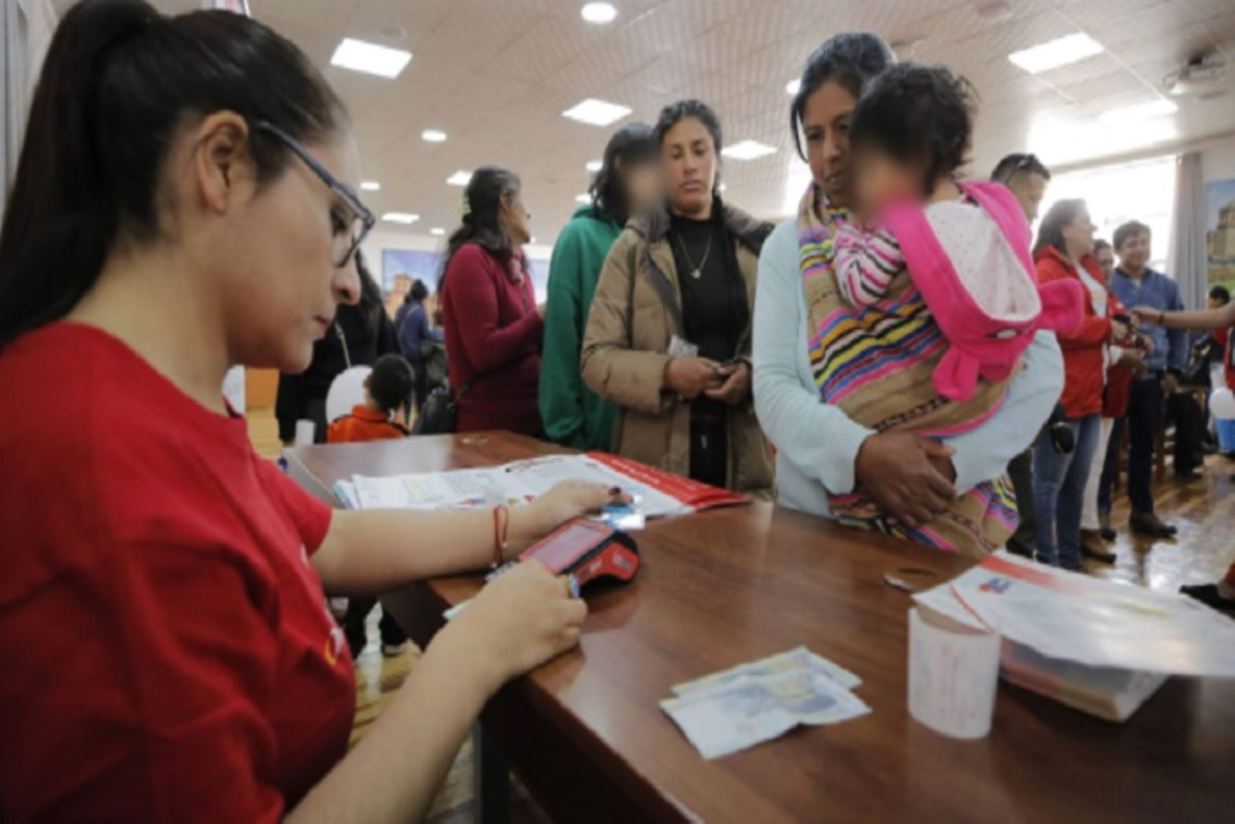 Además del subsidio económico, este programa brinda profesional acompañamiento profesional a las familias beneficiarias mediante talleres, visitas domiciliarias y llamadas telefónicas.