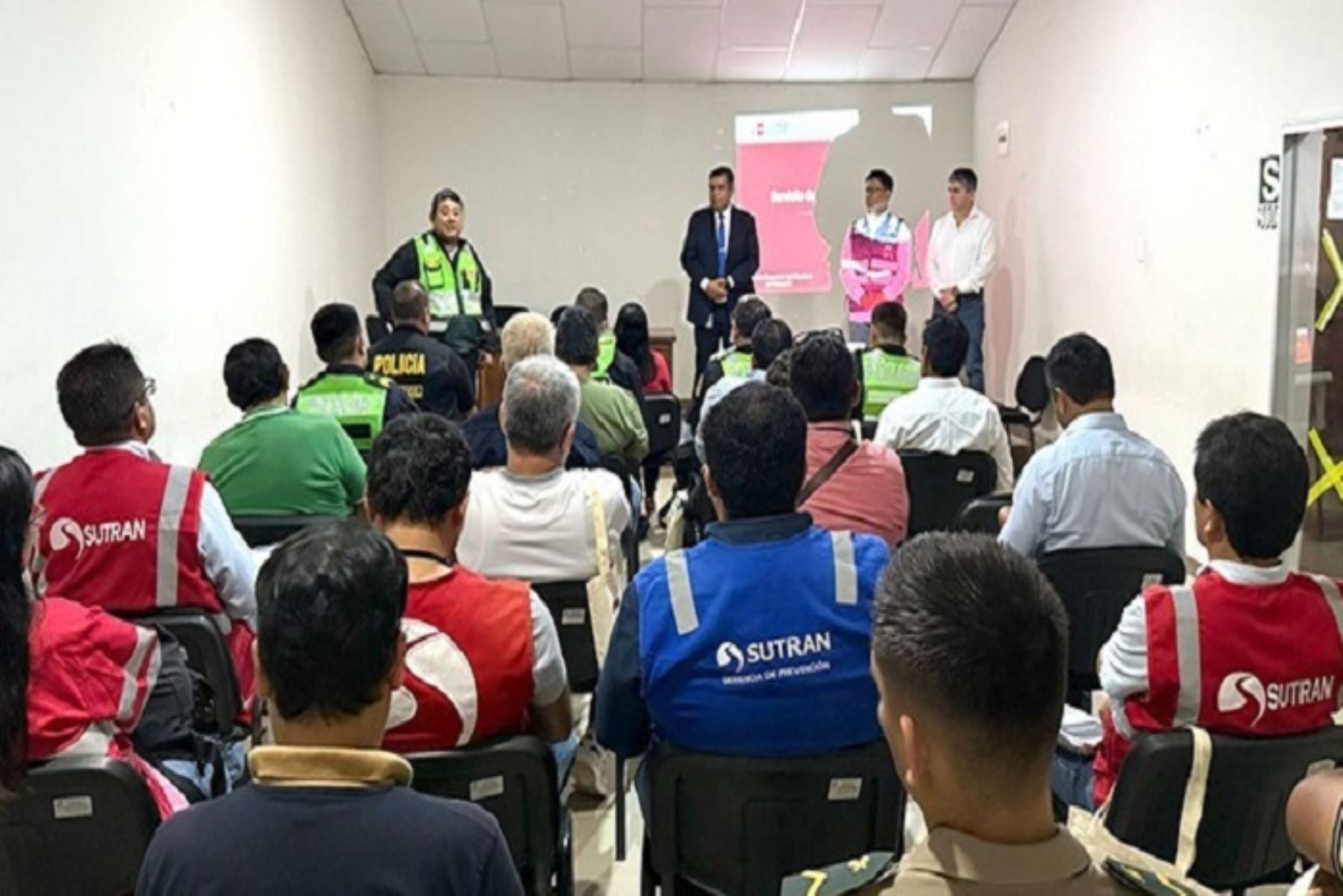 La primera jornada se realizó en la ciudad de Pucallpa (Ucayali), donde se abordaron temas clave como la regulación del transporte terrestre y acuático, la seguridad vial, y el marco normativo vigente en el ámbito del transporte público.