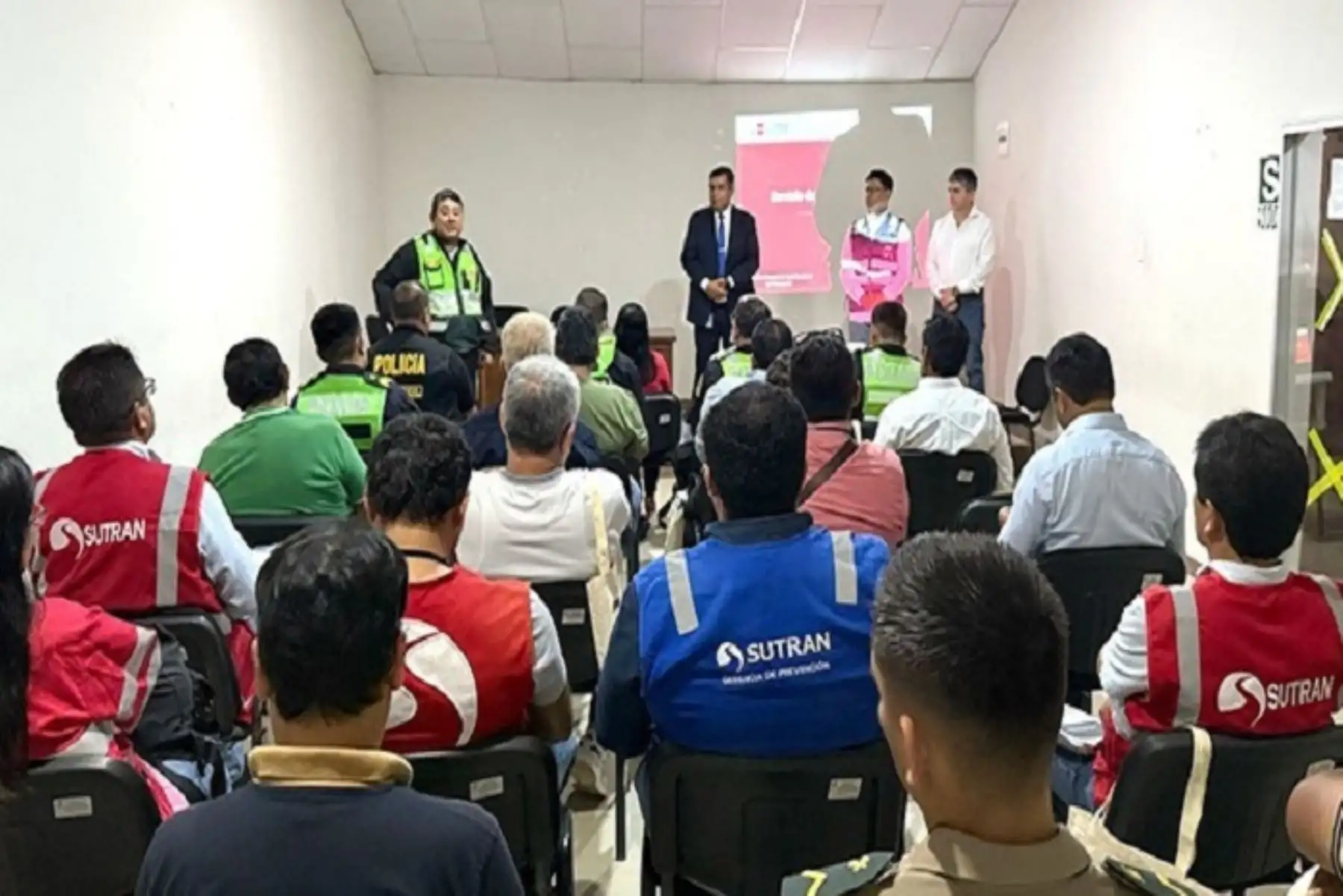 La primera jornada se realizó en la ciudad de Pucallpa (Ucayali), donde se abordaron temas clave como la regulación del transporte terrestre y acuático, la seguridad vial, y el marco normativo vigente en el ámbito del transporte público.