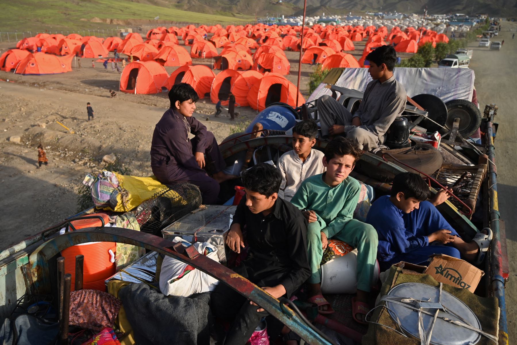 Refugiados afganos se sientan en un camión con sus pertenencias después de llegar desde Pakistán a un campamento improvisado cerca de la frontera entre Afganistán y Pakistán en Torkham, en la provincia de Nangarhar, el 20 de abril de 2025. Foto: AFP