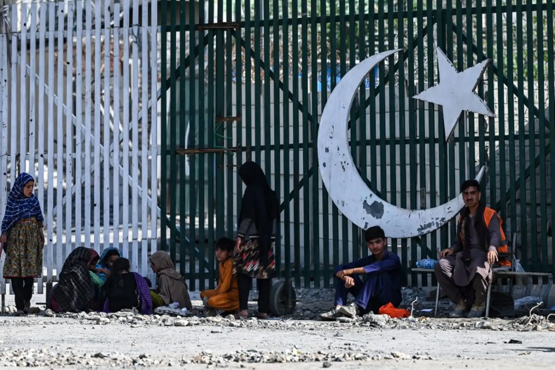Cruce fronterizo internacional de Torkham entre Afganistán y Pakistán, en la provincia de Nangarhar. El gobierno pakistaní lanzó una estricta campaña para desalojar antes de fin de mes a más de 800 mil afganos cuyos permisos de residencia han sido cancelados, incluidos algunos que nacieron en Pakistán o vivieron allí durante décadas. Foto: AFP