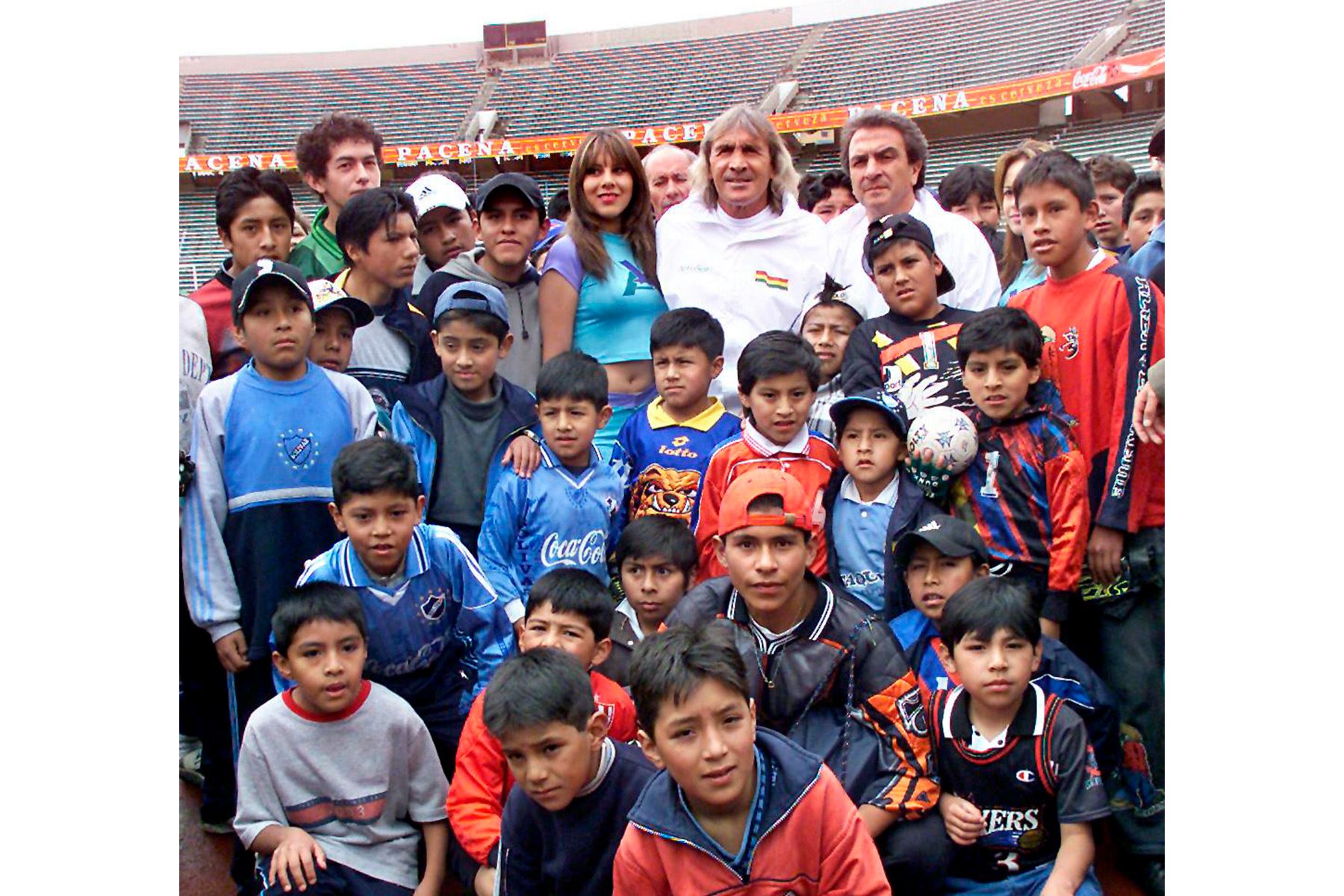 El arquero argentino Hugo Orlando Gatti posa junto a varios niños de una escuela de fútbol, el 22 de enero de 2004 en el estadio Hernando Siles de La Paz. Gatti visita Bolivia para promocionar el torneo de verano de fútbol que organiza una línea aérea boliviana. Foto: AFP
