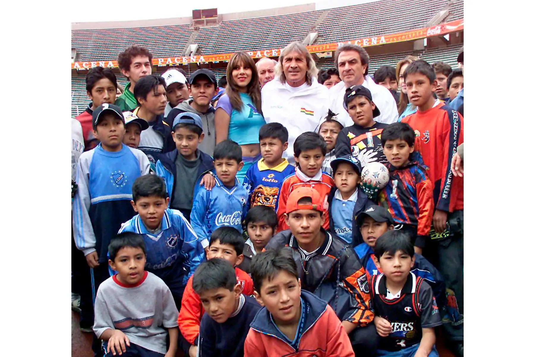 El arquero argentino Hugo Orlando Gatti posa junto a varios niños de una escuela de fútbol, el 22 de enero de 2004 en el estadio Hernando Siles de La Paz. Gatti visita Bolivia para promocionar el torneo de verano de fútbol que organiza una línea aérea boliviana. Foto: AFP