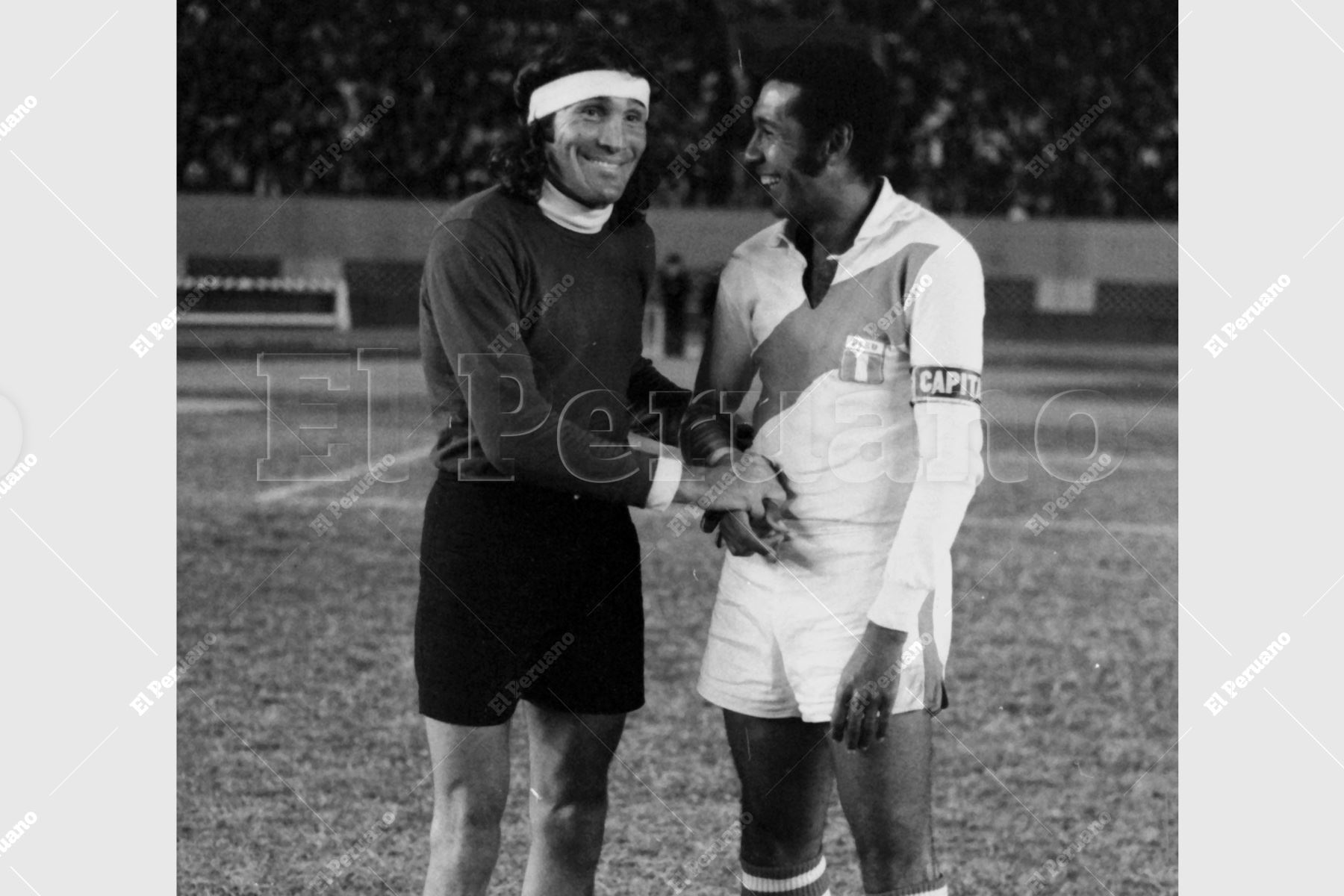 Lima - 28 octubre 1976 / El arquero Hugo Orlando Gatti y Julio Meléndez.  Perú y Argentina se enfrentaron en un partido amistoso en el Estadio Nacional. Foto: Archivo Histórico de El Peruano