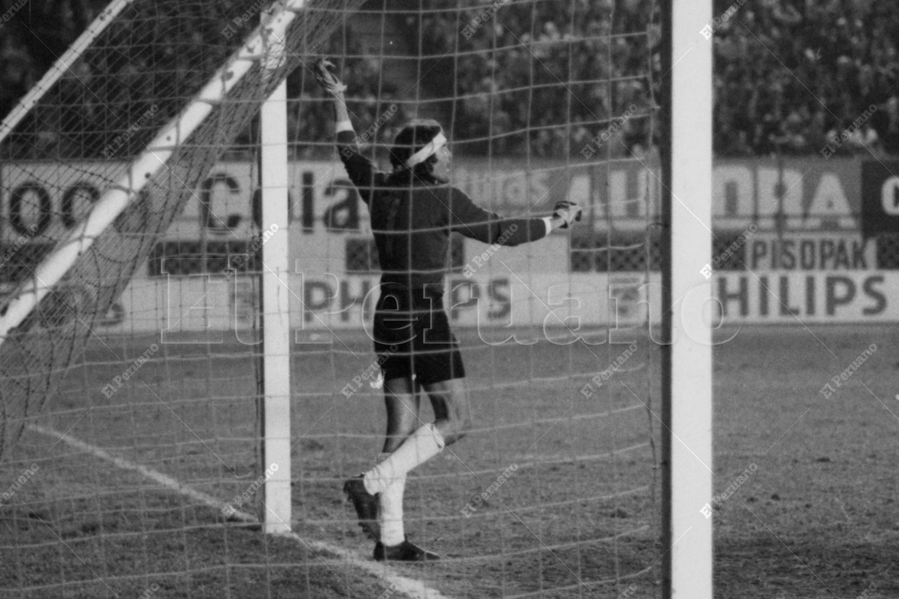 Lima - 28 octubre 1976 / El arquero Hugo Orlando Gatti fue figura en el triunfo de Argentina 3-1 sobre Perú en partido amistoso jugado en el Estadio Nacional. Foto: Archivo Histórico  de El Peruano