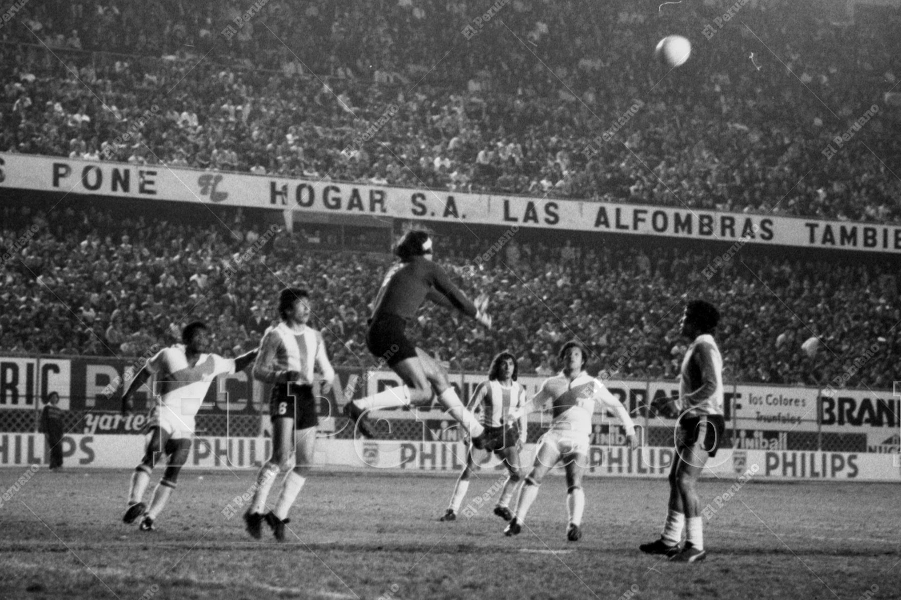 Lima - 28 octubre 1976 / El arquero Hugo Orlando Gatti fue figura en el triunfo de Argentina 3-1 sobre Perú en partido amistoso jugado en el Estadio Nacional. Foto: Archivo Histórico  de El Peruano