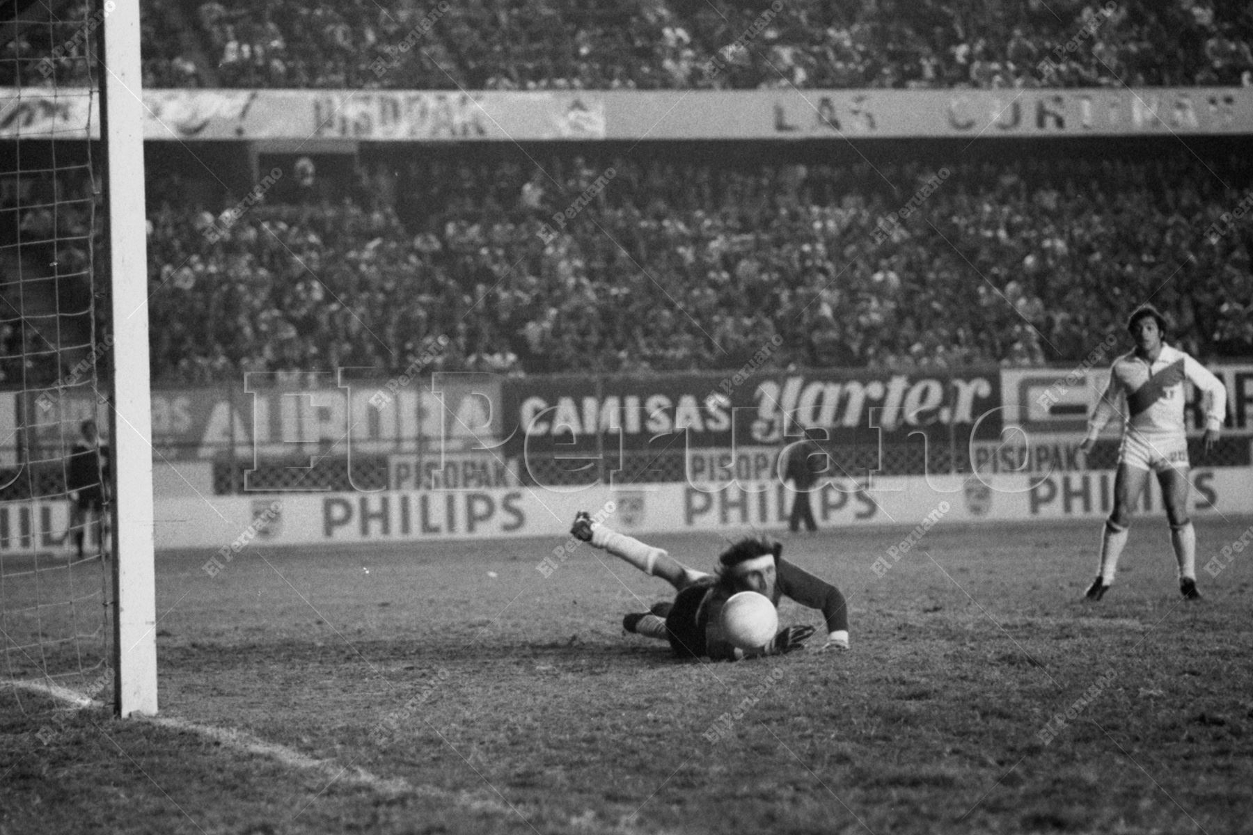 Lima - 28 octubre 1976 / El arquero Hugo Orlando Gatti fue figura en el triunfo de Argentina 3-1 sobre Perú en partido amistoso jugado en el Estadio Nacional. Foto: Archivo Histórico  de El Peruano