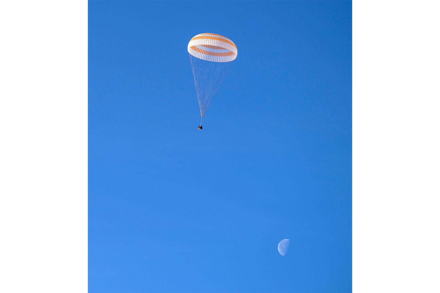 El astronauta de la NASA, Don Pettit, y los cosmonautas de Roscosmos, Alexey Ovchinin e Ivan Vagner, regresan a la Tierra en la nave espacial Soyuz MS-26 tras 220 días en el espacio como miembros de las Expediciones 71 y 72 a bordo de la Estación Espacial Internacional. Foto: NASA / AFP