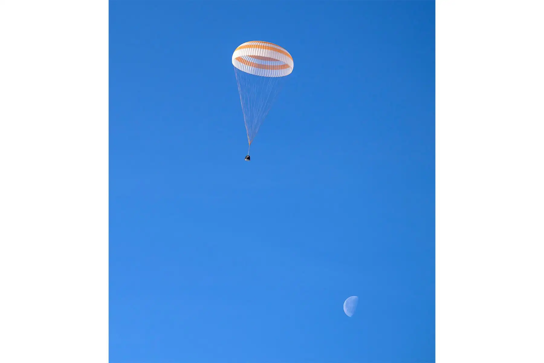 El astronauta de la NASA, Don Pettit, y los cosmonautas de Roscosmos, Alexey Ovchinin e Ivan Vagner, regresan a la Tierra en la nave espacial Soyuz MS-26 tras 220 días en el espacio como miembros de las Expediciones 71 y 72 a bordo de la Estación Espacial Internacional. Foto: NASA / AFP