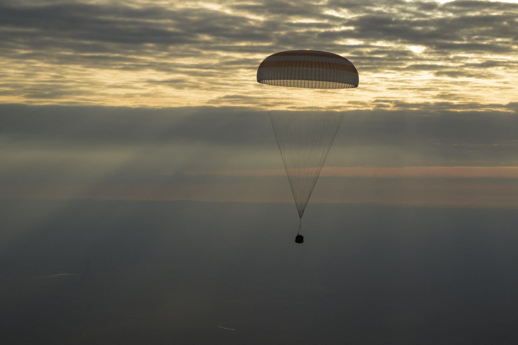 Esta imagen muestra a la nave espacial Soyuz MS-26 mientras aterriza en un área remota cerca de la ciudad de Zhezkazgan, Kazajstán, con el astronauta de la NASA de la Expedición 72, Don Pettit, y los cosmonautas de Roscosmos, Alexey Ovchinin e Ivan Vagner, a bordo, el 20 de abril de 2025. Foto: NASA / AFP