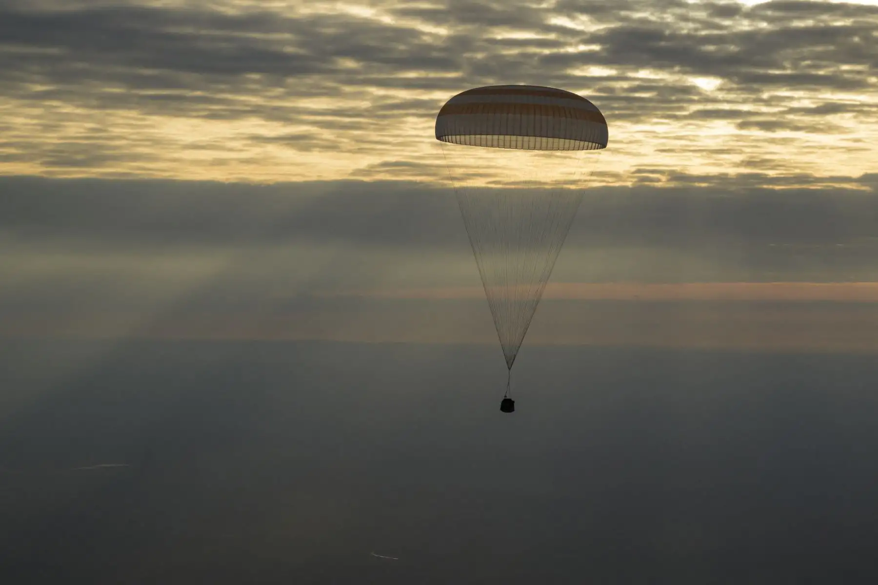 Esta imagen muestra a la nave espacial Soyuz MS-26 mientras aterriza en un área remota cerca de la ciudad de Zhezkazgan, Kazajstán, con el astronauta de la NASA de la Expedición 72, Don Pettit, y los cosmonautas de Roscosmos, Alexey Ovchinin e Ivan Vagner, a bordo, el 20 de abril de 2025. Foto: NASA / AFP