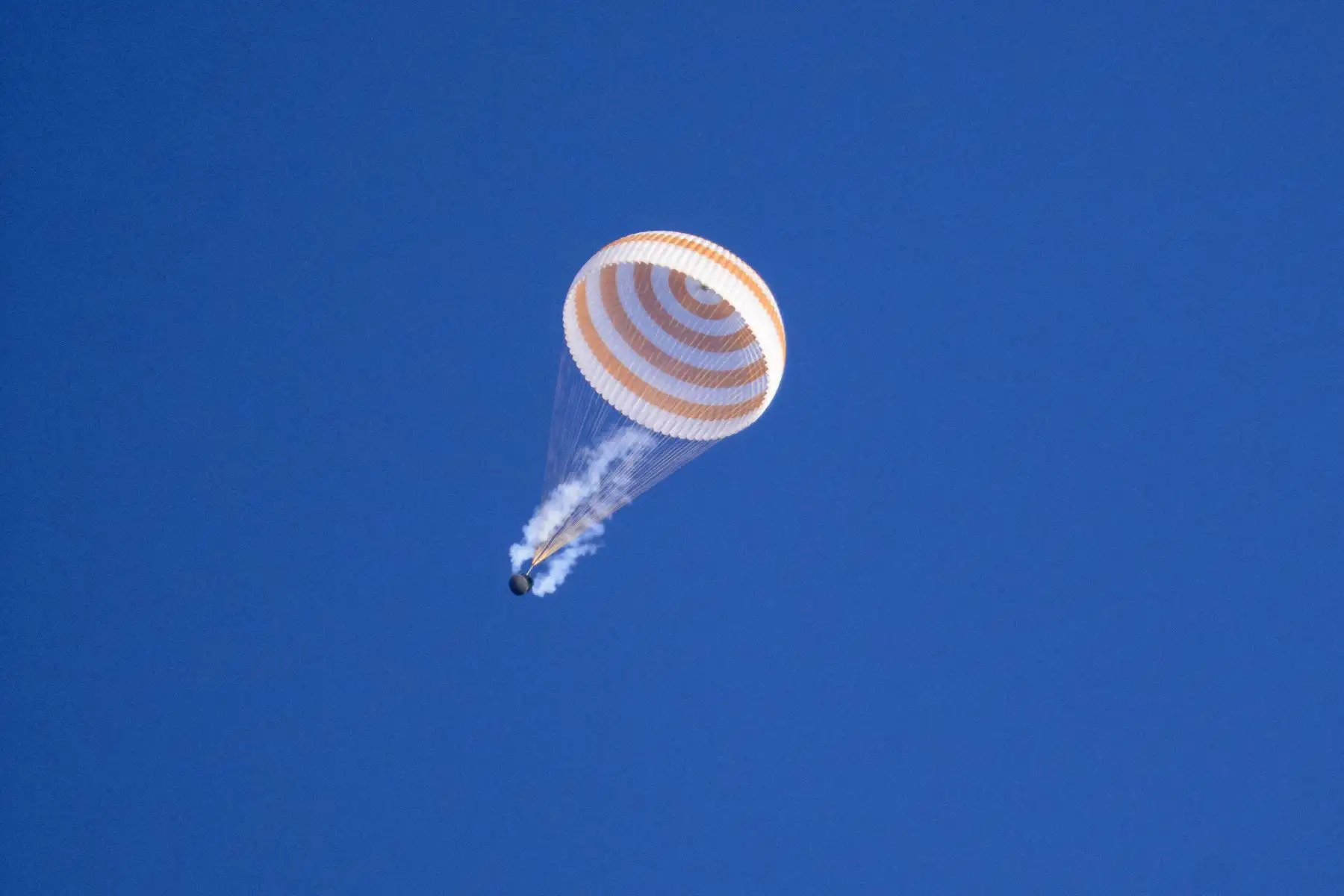 Esta imagen muestra a la nave espacial Soyuz MS-26 mientras aterriza en un área remota cerca de la ciudad de Zhezkazgan, Kazajstán, con el astronauta de la NASA de la Expedición 72, Don Pettit, y los cosmonautas de Roscosmos, Alexey Ovchinin e Ivan Vagner, a bordo, el 20 de abril de 2025. Foto: NASA / AFP