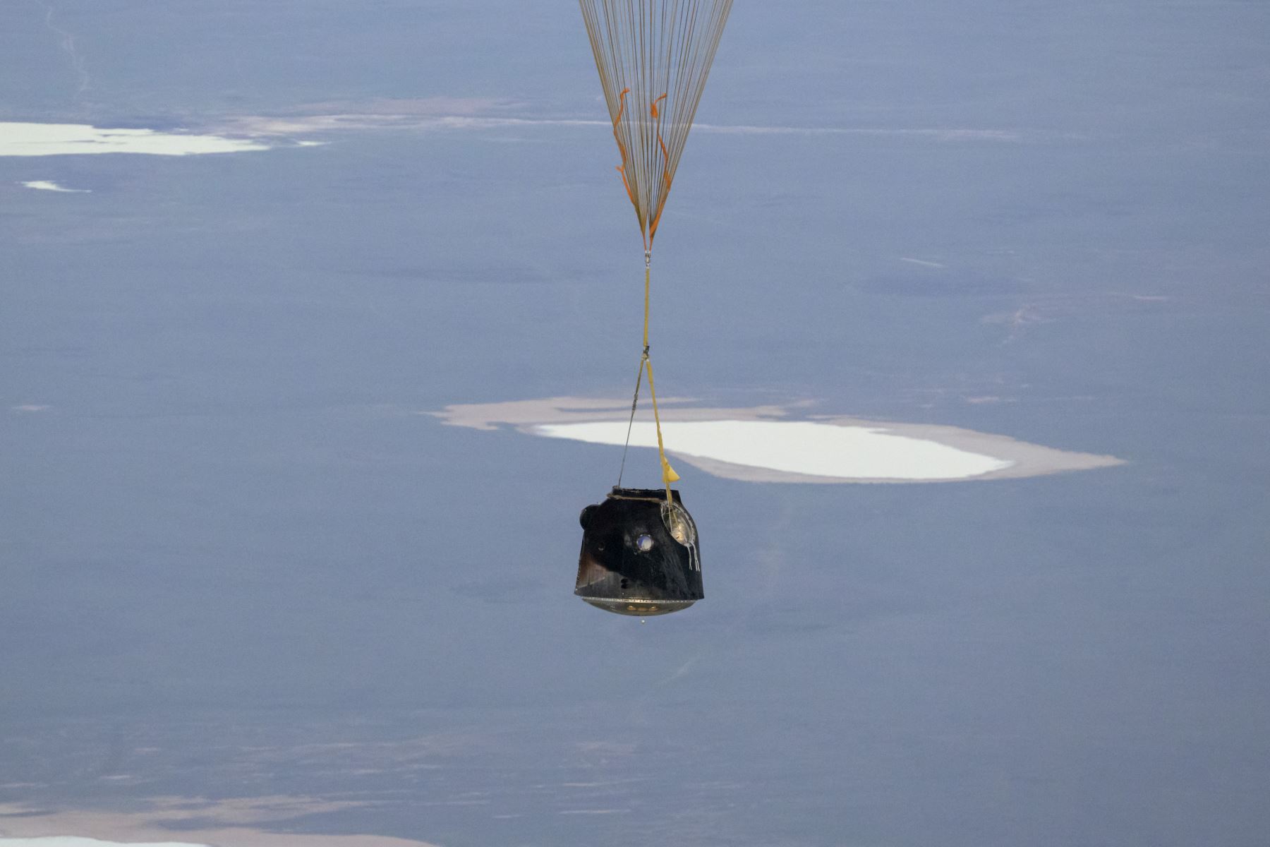 El astronauta de la NASA, Don Pettit, y los cosmonautas de Roscosmos, Alexey Ovchinin e Ivan Vagner, regresan a la Tierra en la nave espacial Soyuz MS-26 tras 220 días en el espacio como miembros de las Expediciones 71 y 72 a bordo de la Estación Espacial Internacional. Foto: NASA/GETTY IMAGES/AFP