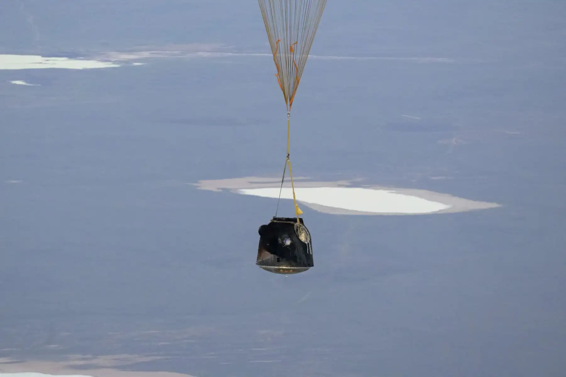 El astronauta de la NASA, Don Pettit, y los cosmonautas de Roscosmos, Alexey Ovchinin e Ivan Vagner, regresan a la Tierra en la nave espacial Soyuz MS-26 tras 220 días en el espacio como miembros de las Expediciones 71 y 72 a bordo de la Estación Espacial Internacional. Foto: NASA/GETTY IMAGES/AFP