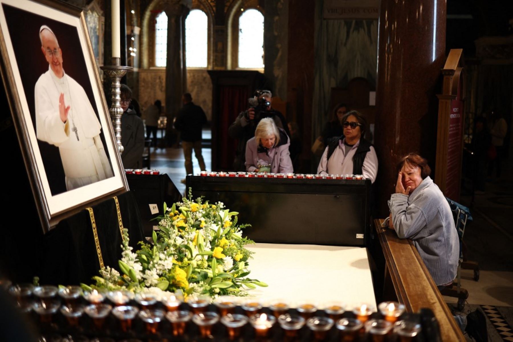 El 21 de abril de 2025, la gente rinde homenaje en la Catedral Metropolitana de la Preciosísima Sangre, conocida informalmente como la Catedral de Westminster, en el centro de Londres, tras la noticia del fallecimiento del papa Francisco. Foto: AFP