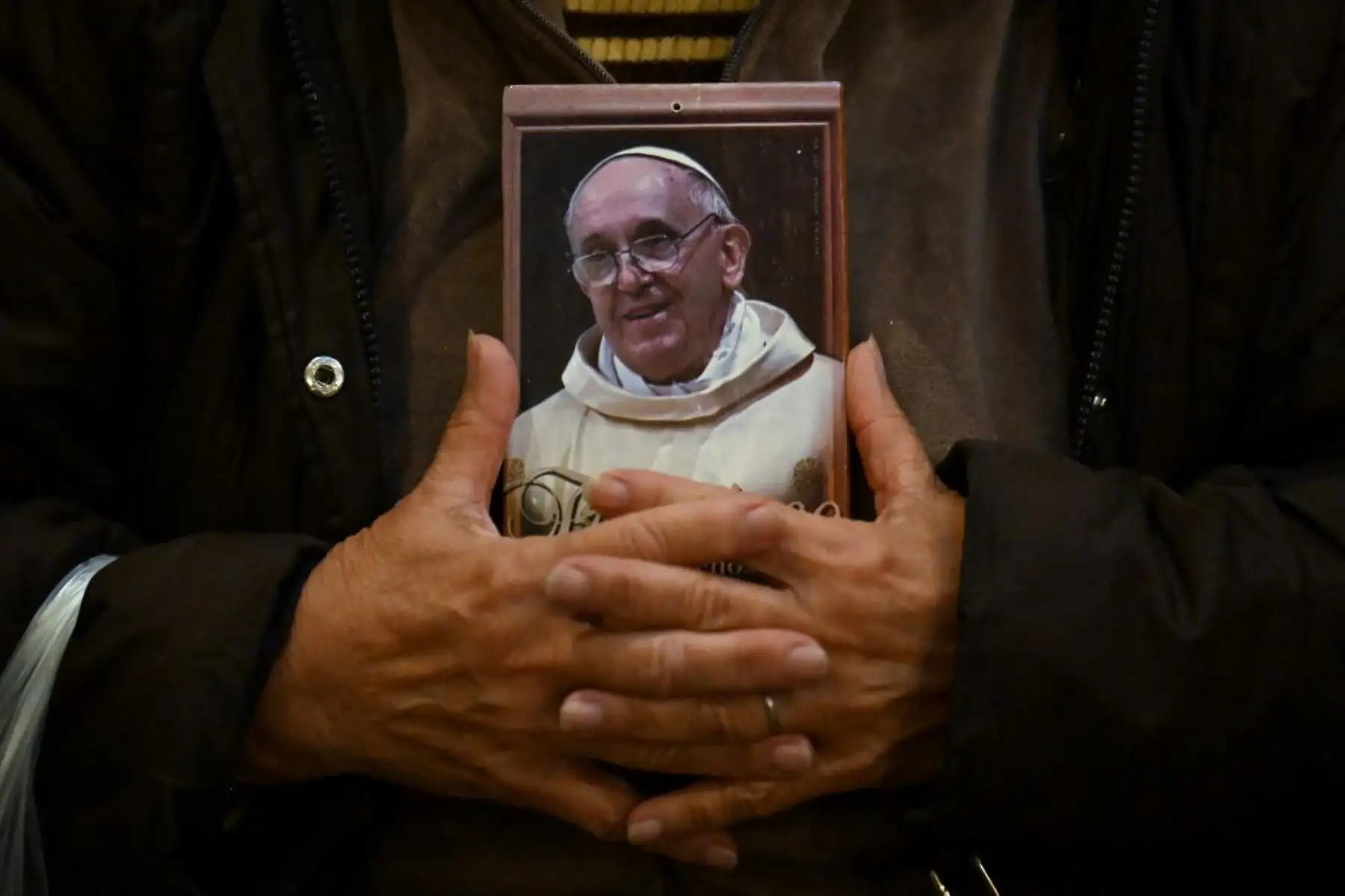 Fieles católicos asisten a misa en la Basílica de San José de Flores en Buenos Aires el 21 de abril de 2025, tras su fallecimiento en el Vaticano. La Basílica de San José de Flores fue la iglesia donde el papa Francisco se inspiró para consagrar su vida a Dios y a la Iglesia católica. Foto: AFP