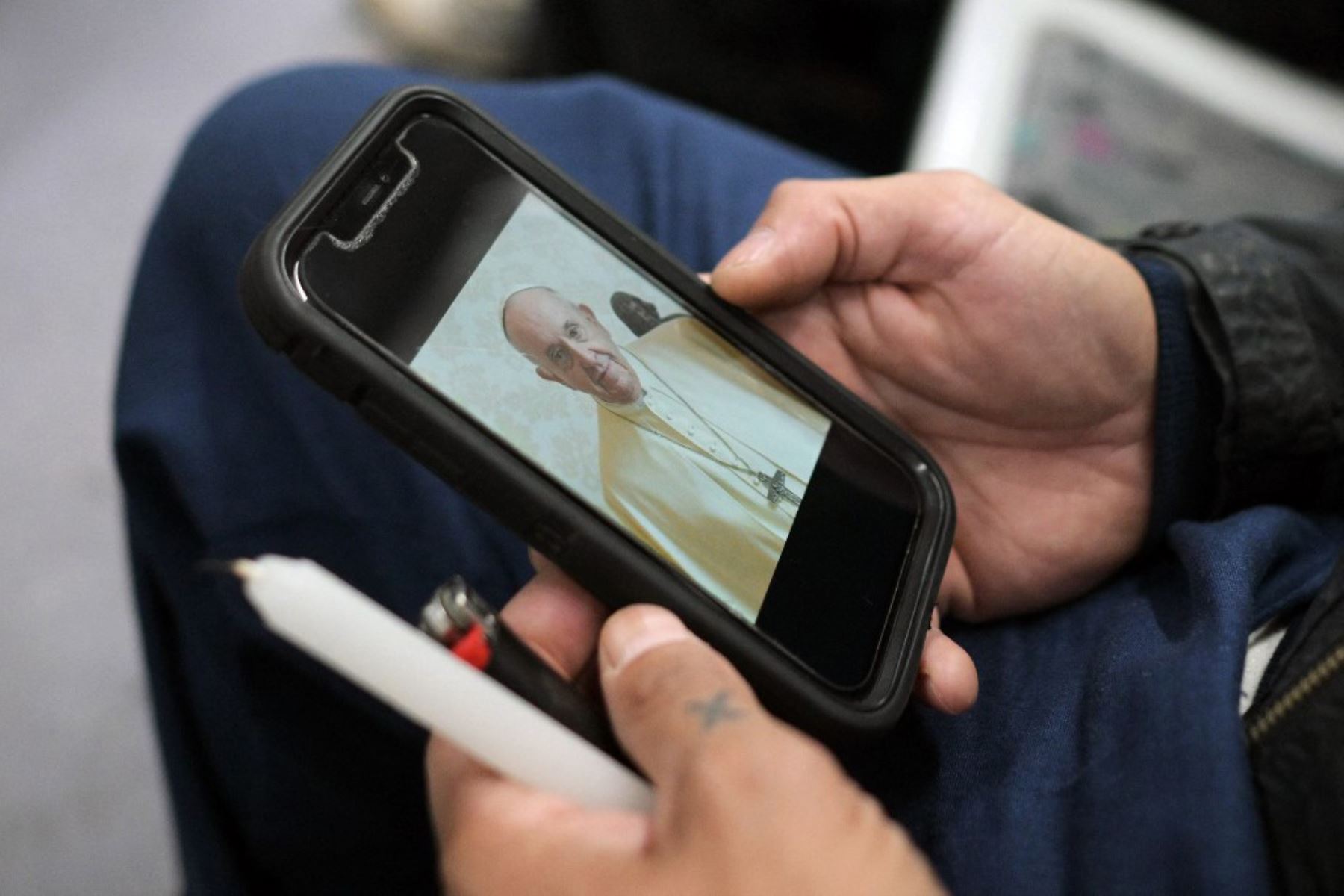 Fieles católicos asisten a misa en la Basílica de San José de Flores en Buenos Aires el 21 de abril de 2025, tras su fallecimiento en el Vaticano. La Basílica de San José de Flores fue la iglesia donde el papa Francisco se inspiró para consagrar su vida a Dios y a la Iglesia católica. Foto: AFP