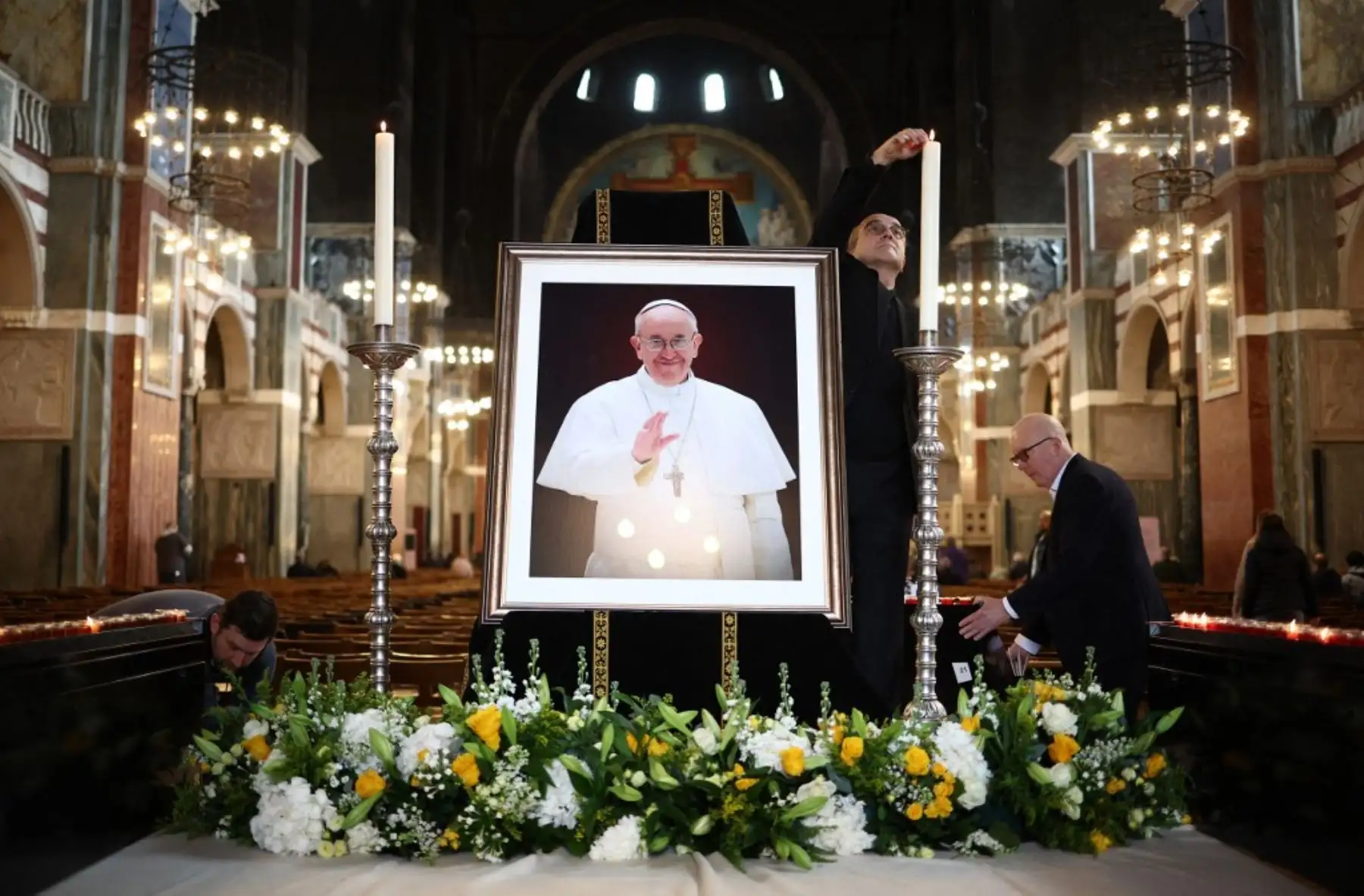El personal de la catedral instaló una imagen del papa Francisco en la Catedral Metropolitana de la Preciosísima Sangre, conocida informalmente como la Catedral de Westminster, en el centro de Londres. Foto: AFP