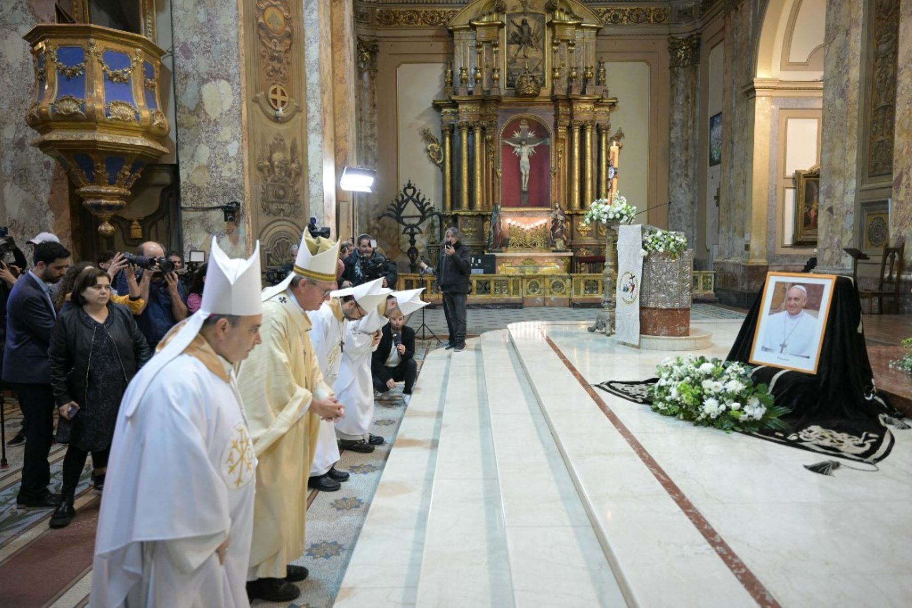 El arzobispo Jorge Ignacio García Cuerva, ofició una misa en la Catedral de Buenos Aires el 21 de abril de 2025, tras el fallecimiento del papa Francisco en el Vaticano. Foto: AFP