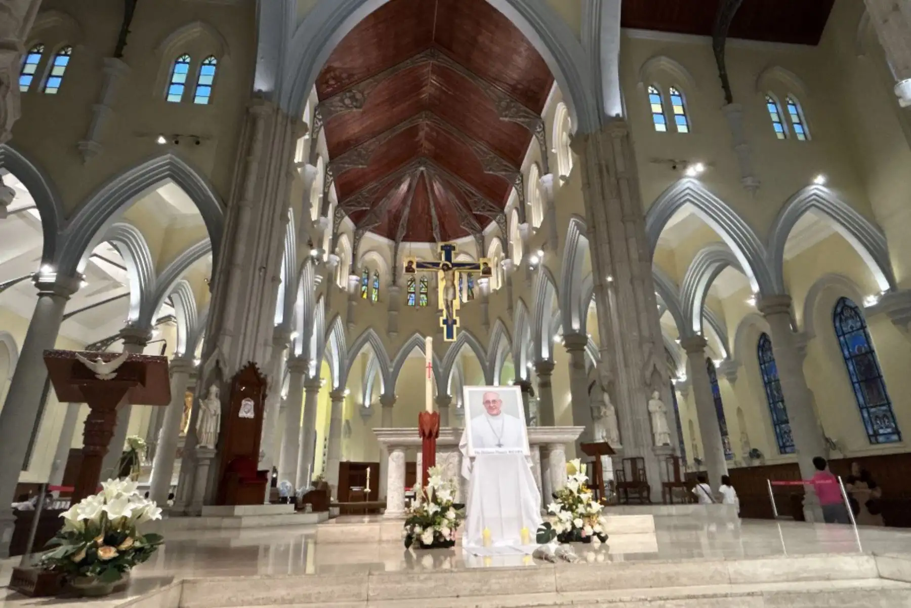 Un retrato del papa Francisco, el primer líder latinoamericano de la Iglesia Católica Romana, se puede ver en la Catedral de la Inmaculada Concepción en Hong Kong. Foto: AFP