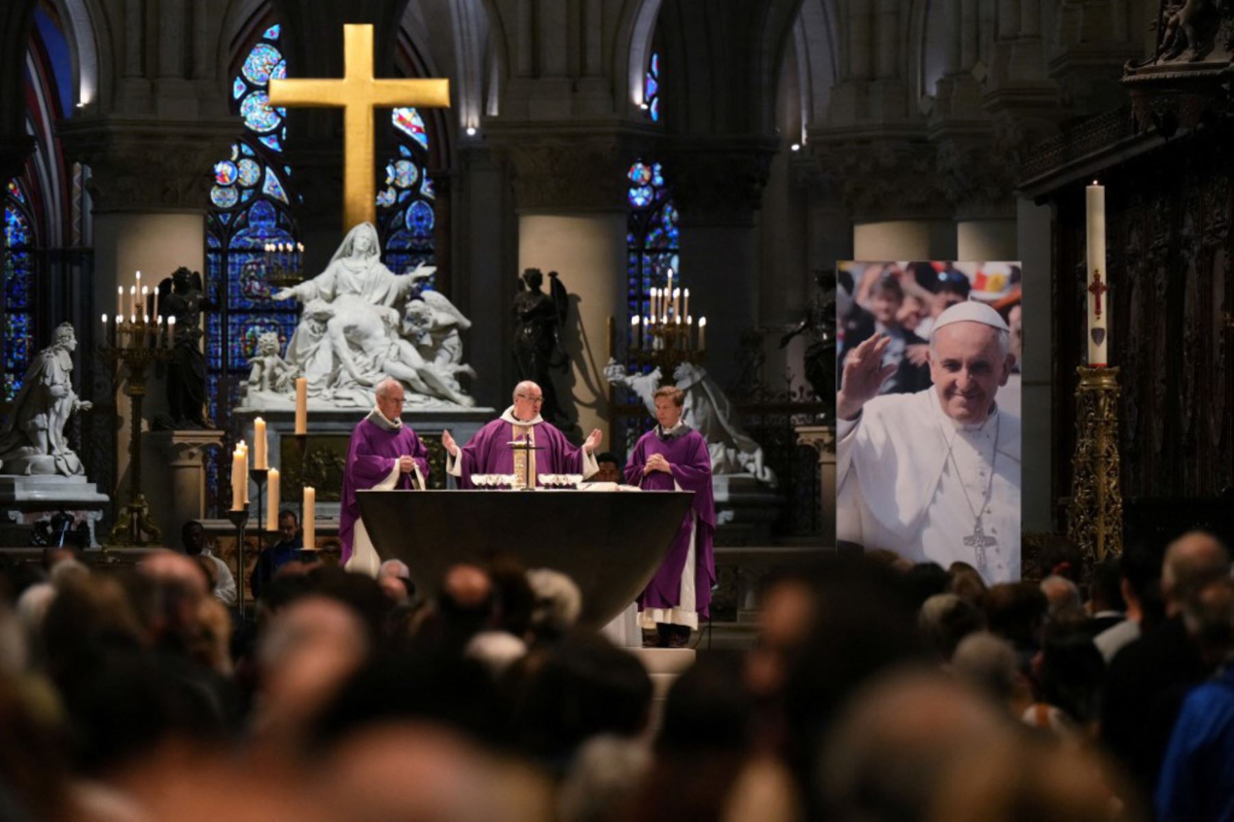 El capellán de la Catedral de Notre Dame, Bertrand Dufour, celebra una misa en la Catedral de Notre Dame en honor al papa Francisco tras su fallecimiento en París el 21 de abril de 2025. Foto: AFP
