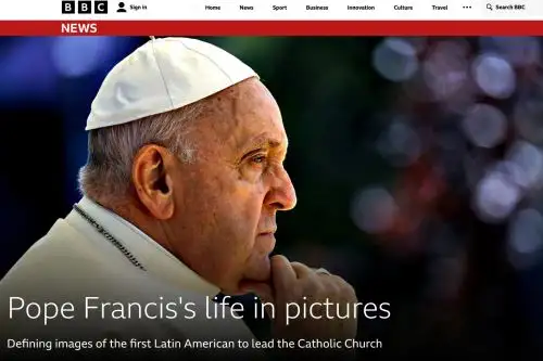 La prensa en todo el mundo hizo grandes despliegues informativos tras la muerte del papa Francisco. Foto: Captura TV