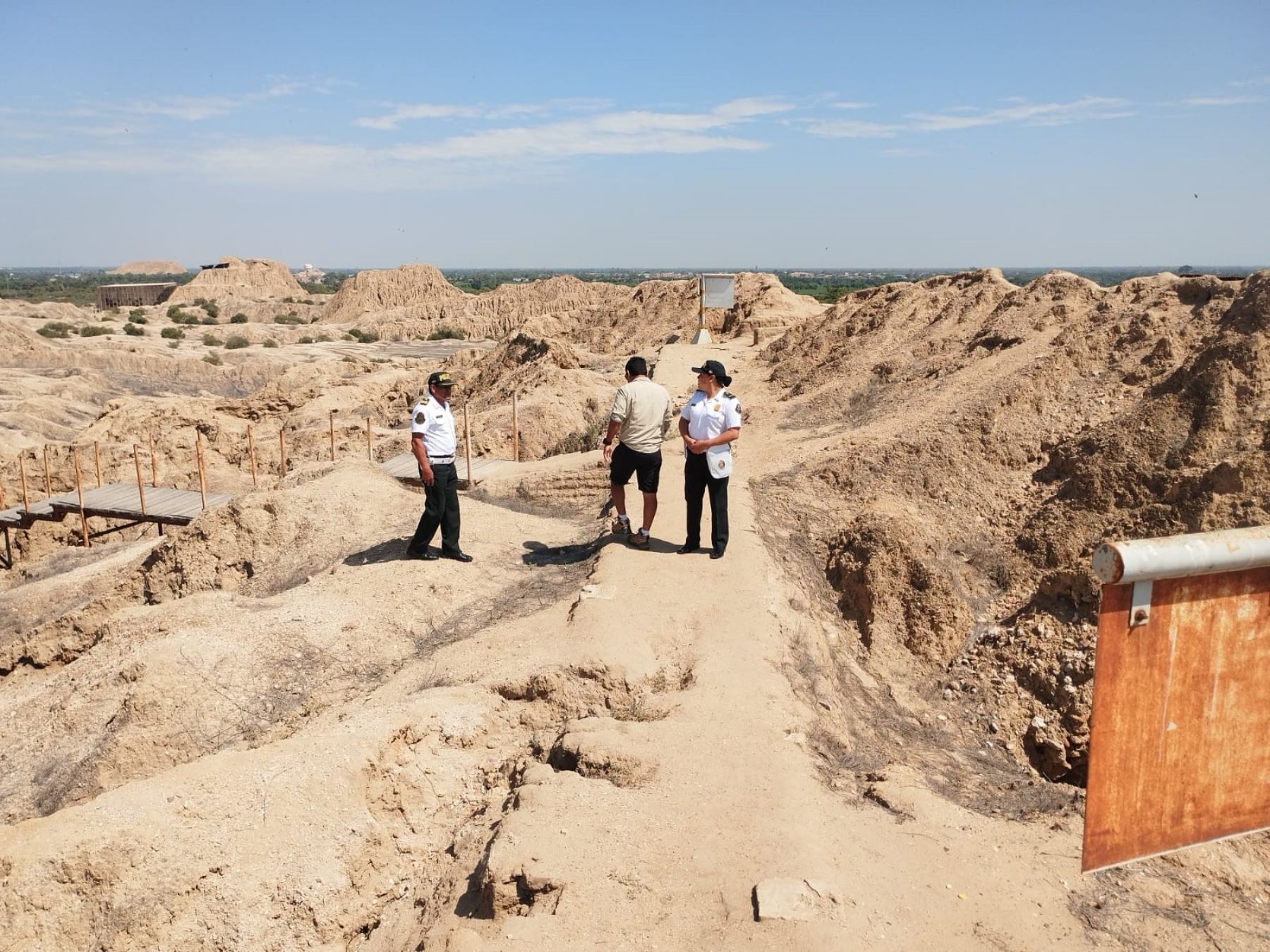 Personal de la Dirección Desconcentrada de Cultura de Lambayeque, con el apoyo de la Policía Nacional, logró evitar huaqueos e invasiones en diversos sitios arqueológicos de Lambayeque. ANDINA/Difusión