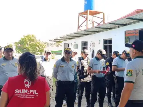 Sunafil capacita a policías de la comisaría de Tambopata, en Madre de Dios, sobre la protección de derechos laborales de los trabajadores de esa región. ANDINA/Difusión