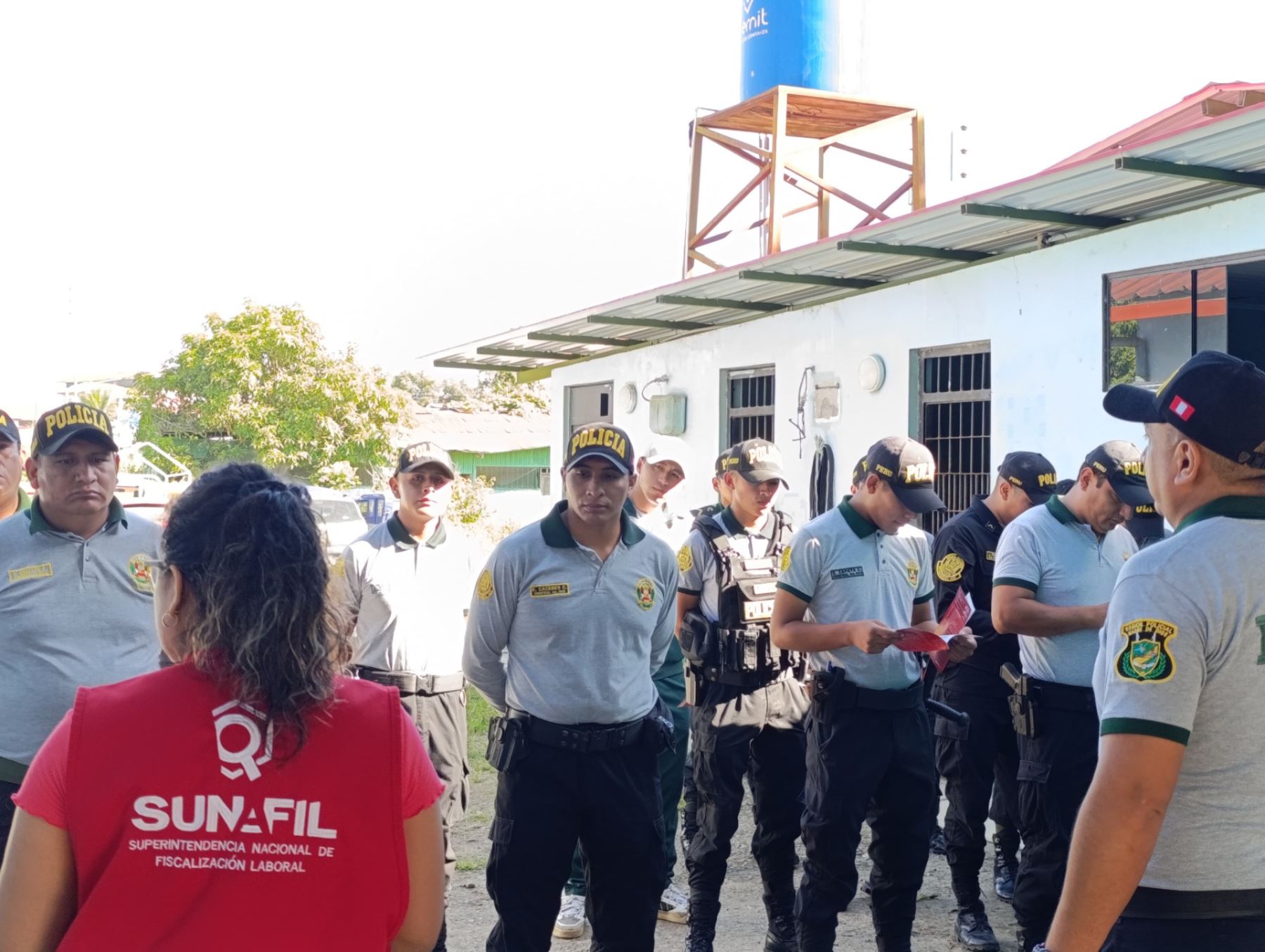 Sunafil capacita a policías de la comisaría de Tambopata, en Madre de Dios, sobre la protección de derechos laborales de los trabajadores de esa región. ANDINA/Difusión