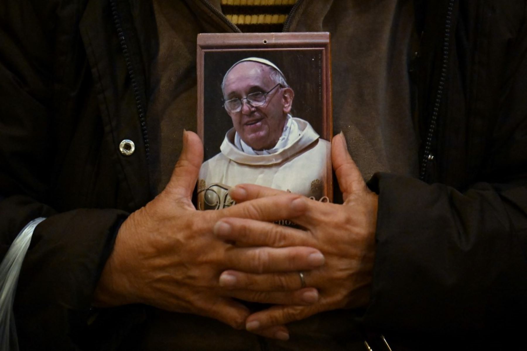 Los católicos lloran la muerte del papa Francisco. Foto: AFP