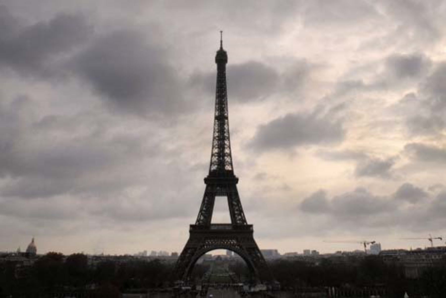 En París, la torre Eiffel se apagó en señal de duelo por la partida del papa Francisco. Foto: AFP