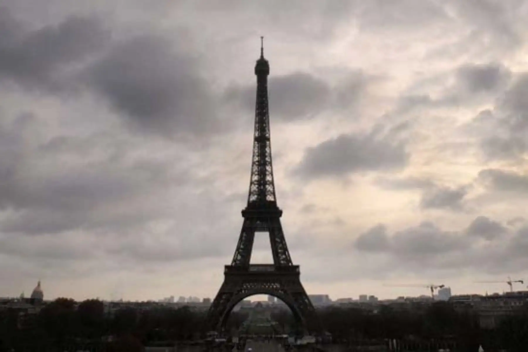 En París, la torre Eiffel se apagó en señal de duelo por la partida del papa Francisco. Foto: AFP