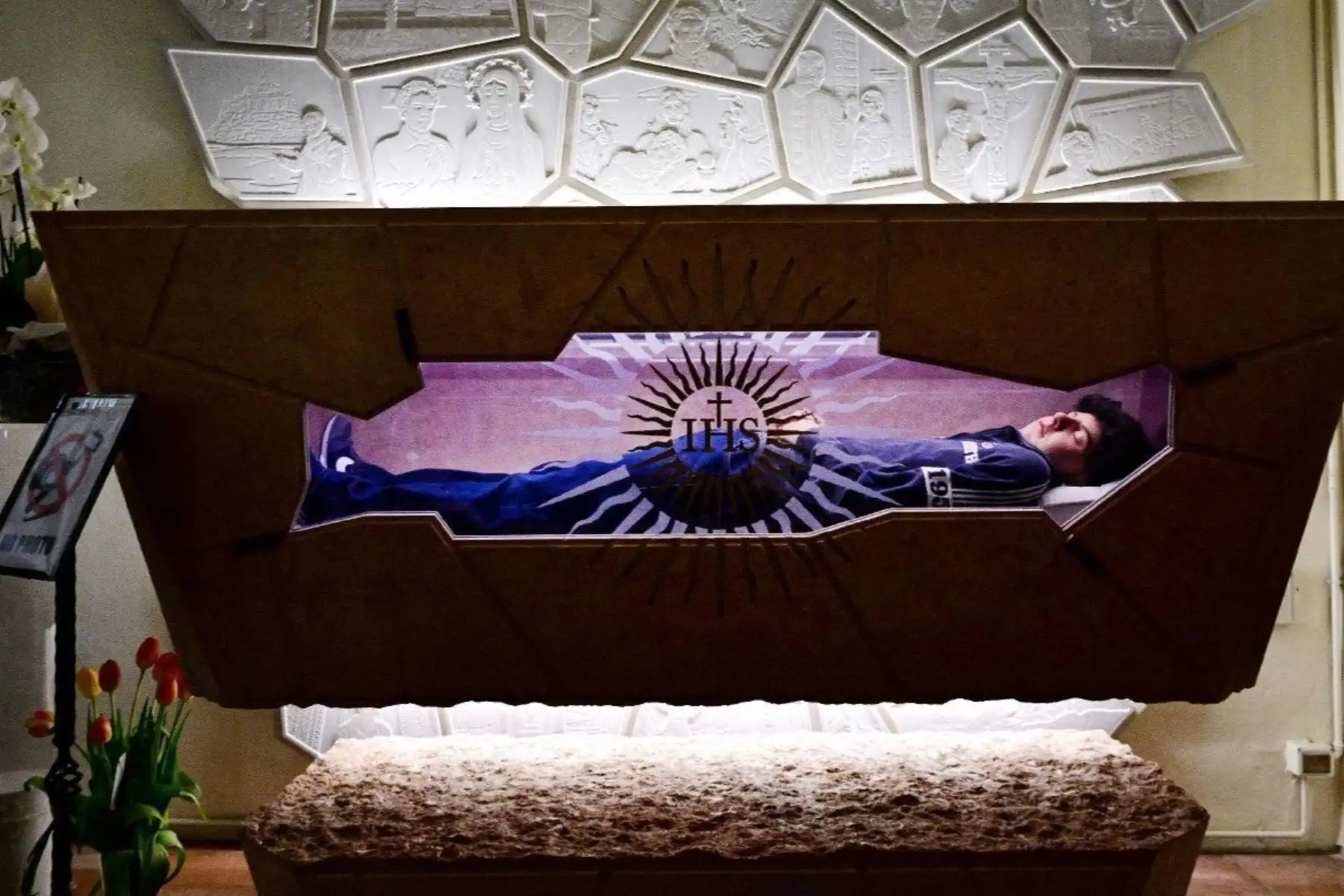 Tumba del beato Carlo Acutis, quien se se convertirá en el primer santo milenial. Foto: Vatican News