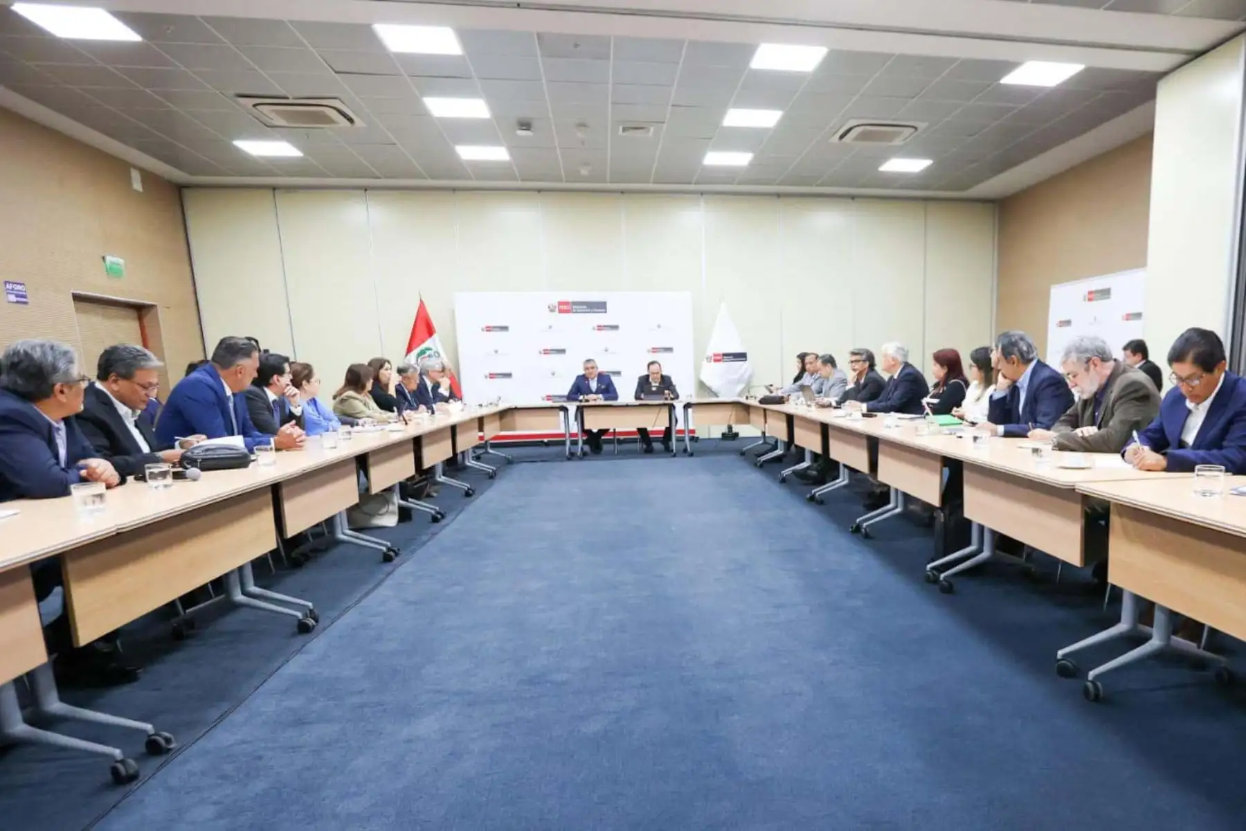 El ministro de Economía y Finanzas, José Salardi, evaluó los avances desregulatorios en el sector ambiental, con autoridades y gremios empresariales, en la sede del MEF. ANDINA/Difusión