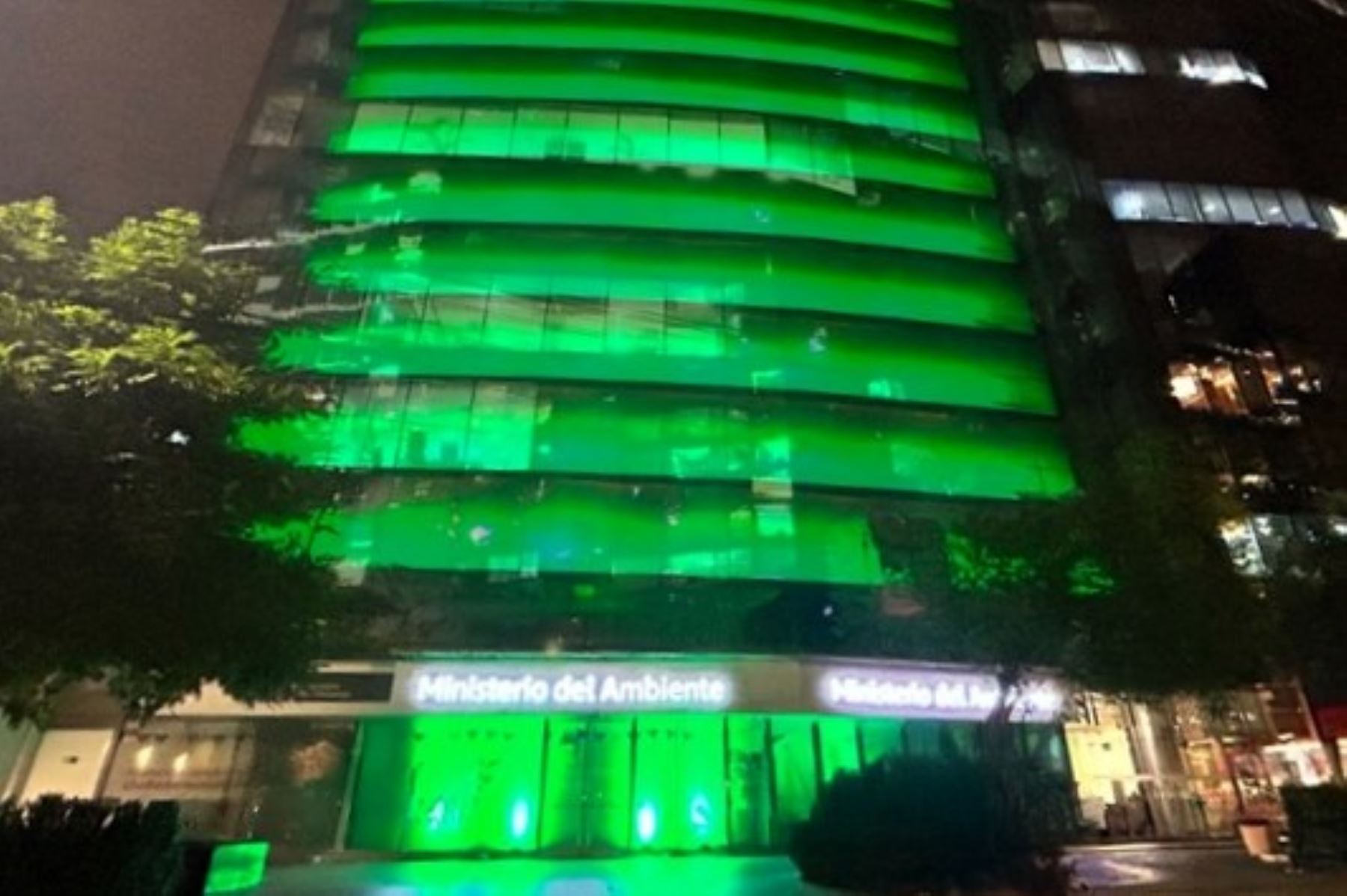 Fachada del Ministerio del Ambiente iluminada de verde. Foto: MINAM/Difusión.