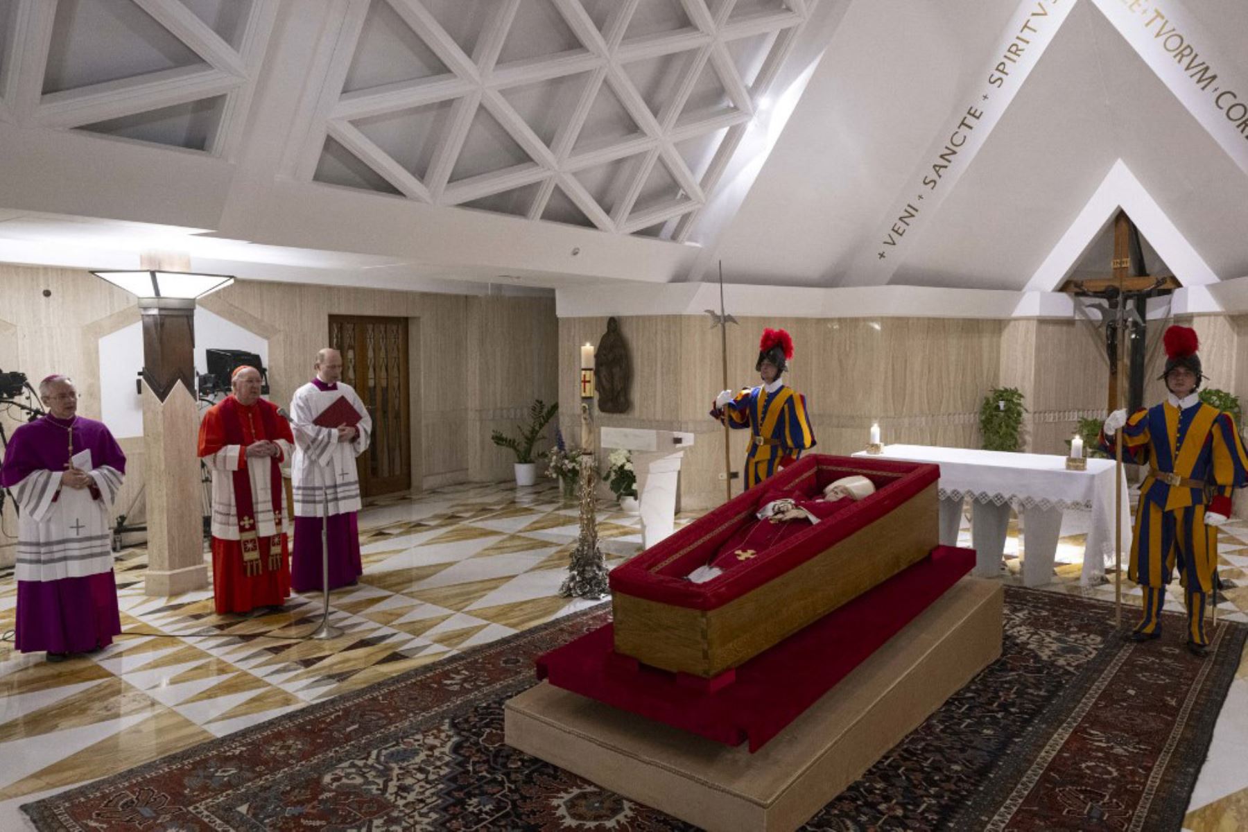 Esta fotografía tomada el 21 de abril de 2025 y difundida el 22 de abril de 2025 por los Medios del Vaticano muestra al Papa Francisco en su ataúd abierto en El Vaticano. Foto: AFP