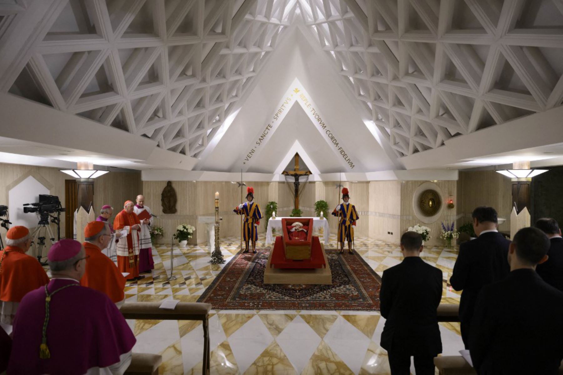 Esta fotografía tomada el 21 de abril de 2025 y difundida el 22 de abril de 2025 por los Medios del Vaticano muestra al Papa Francisco en su ataúd abierto en El Vaticano. Foto: AFP