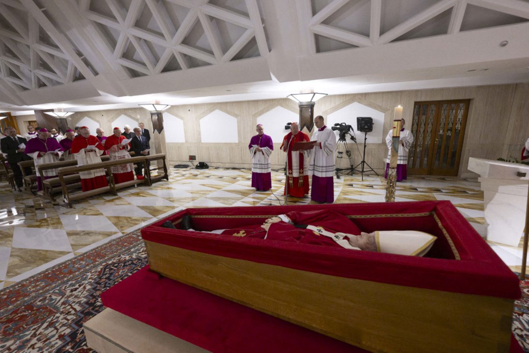 Esta fotografía tomada el 21 de abril de 2025 y difundida el 22 de abril de 2025 por los Medios del Vaticano muestra al Papa Francisco en su ataúd abierto en El Vaticano. Foto: AFP