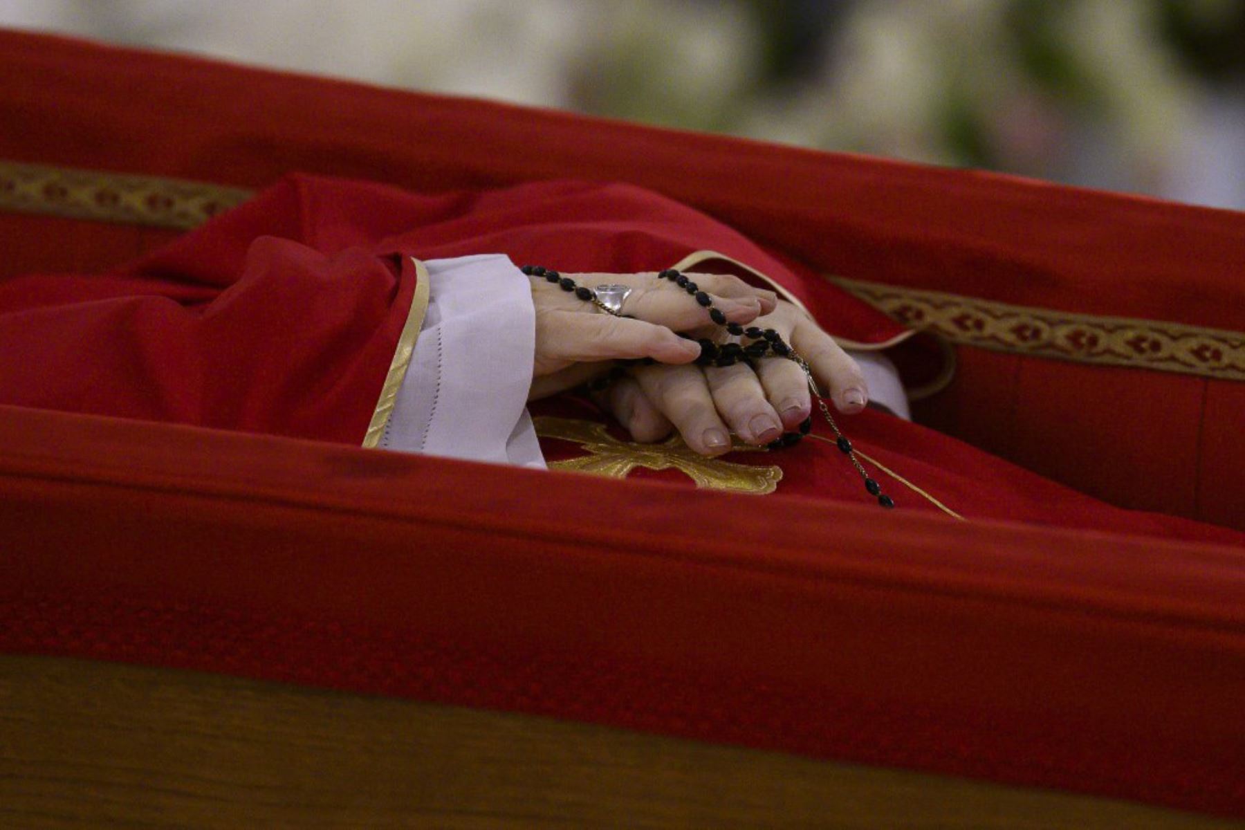 Esta fotografía tomada el 21 de abril de 2025 y difundida el 22 de abril de 2025 por los Medios del Vaticano muestra al Papa Francisco en su ataúd abierto en El Vaticano. Foto: AFP