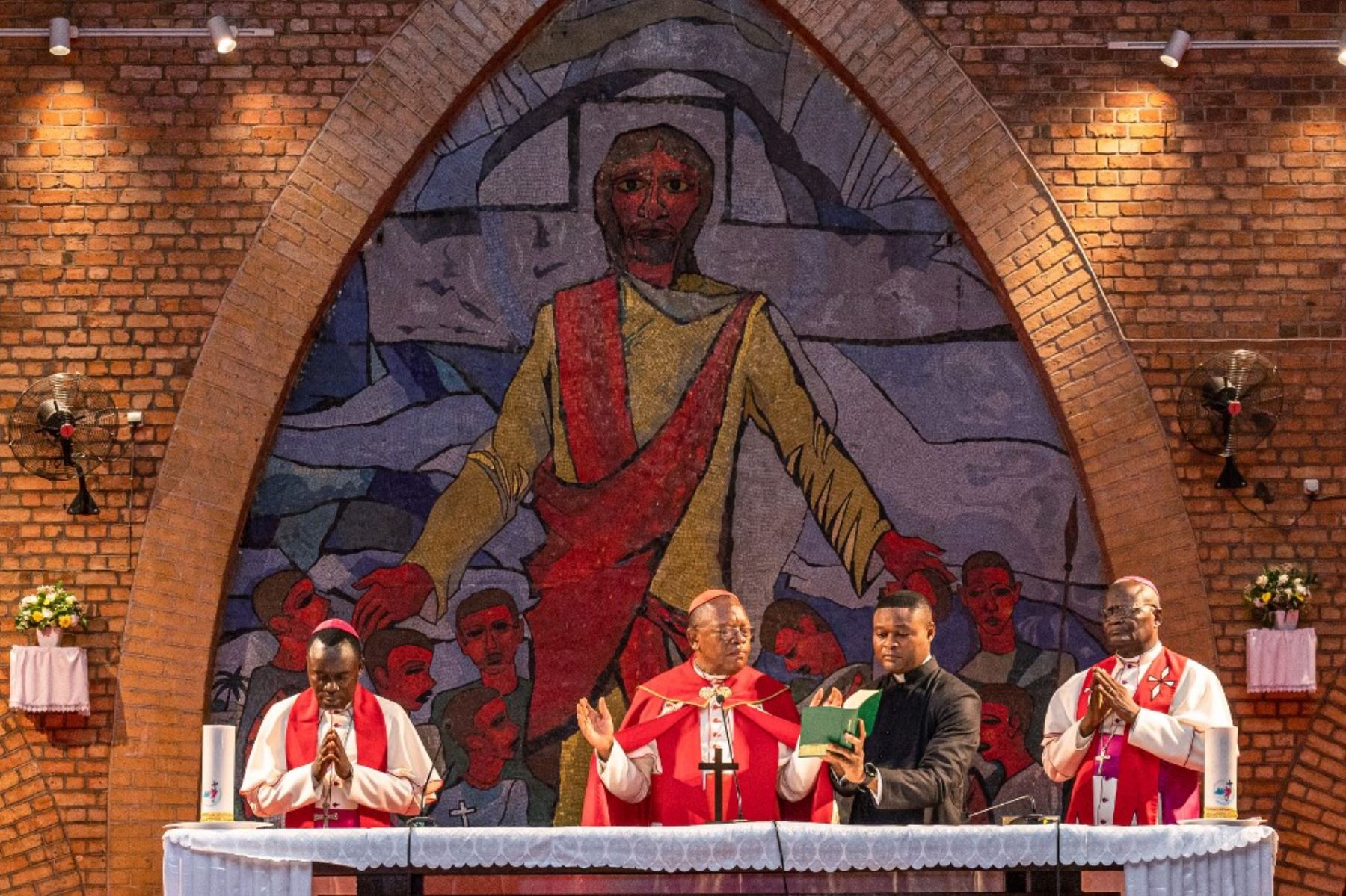 El cardenal congoleño Fridolin Ambongo Besungu habla durante una misa en conmemoración del difunto Papa Francisco en la Catedral de Notre Dame du Congo en Kinshasa. Foto: AFP