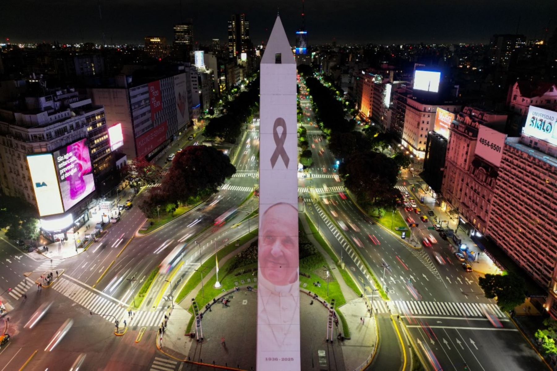 Vista aérea del Obelisco iluminado con la imagen del fallecido Papa Francisco en Buenos Aires, Argentina. El Papa Francisco murió el 21 de abril de 2025, a los 88 años, un día después de hacer una aparición en la Plaza de San Pedro el Domingo de Pascua, dijo el Vaticano en un comunicado. Foto: AFP