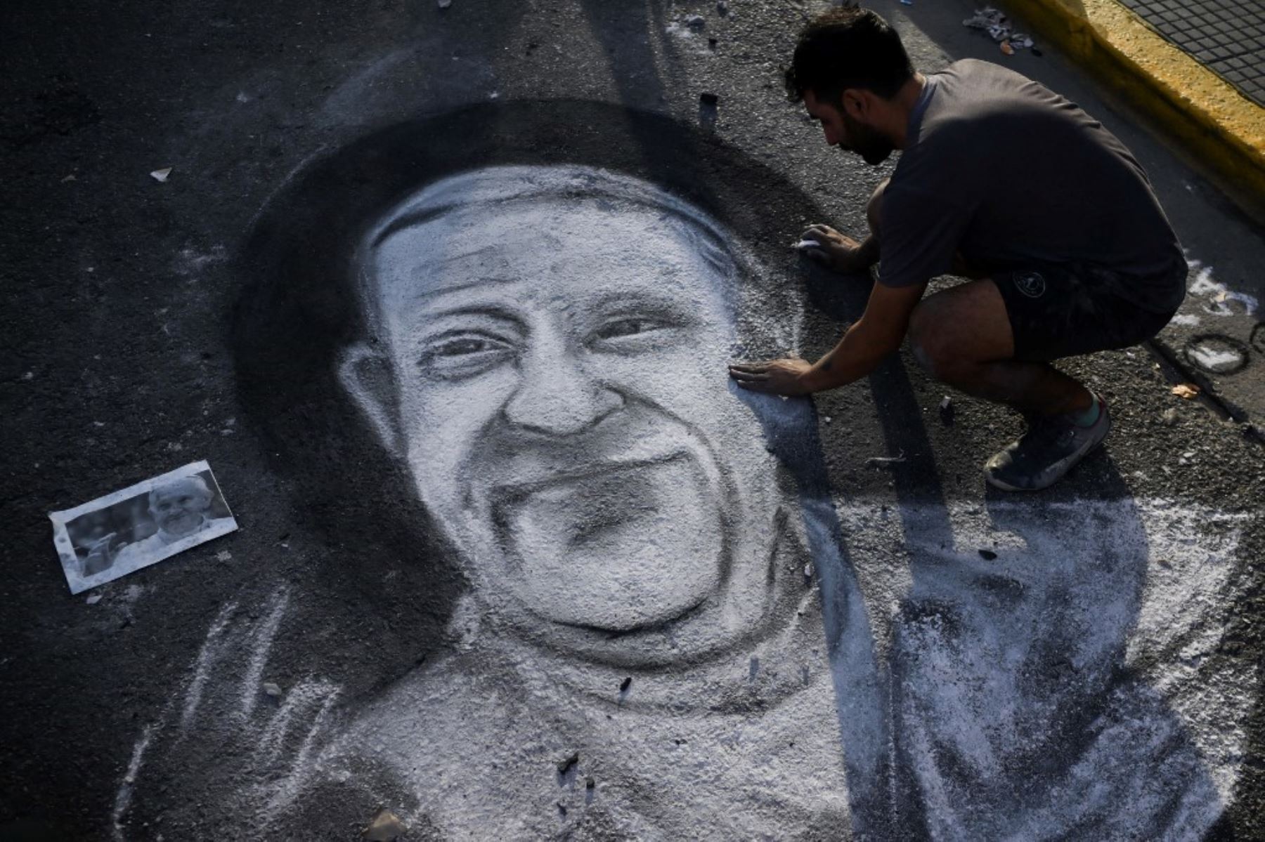 El artista argentino Javier Sativa dibuja el rostro del Papa Francisco en una calle frente a la entrada de la Catedral de Buenos Aires, en Argentina. El Papa Francisco murió el 21 de abril de 2025, a los 88 años. Foto: AFP