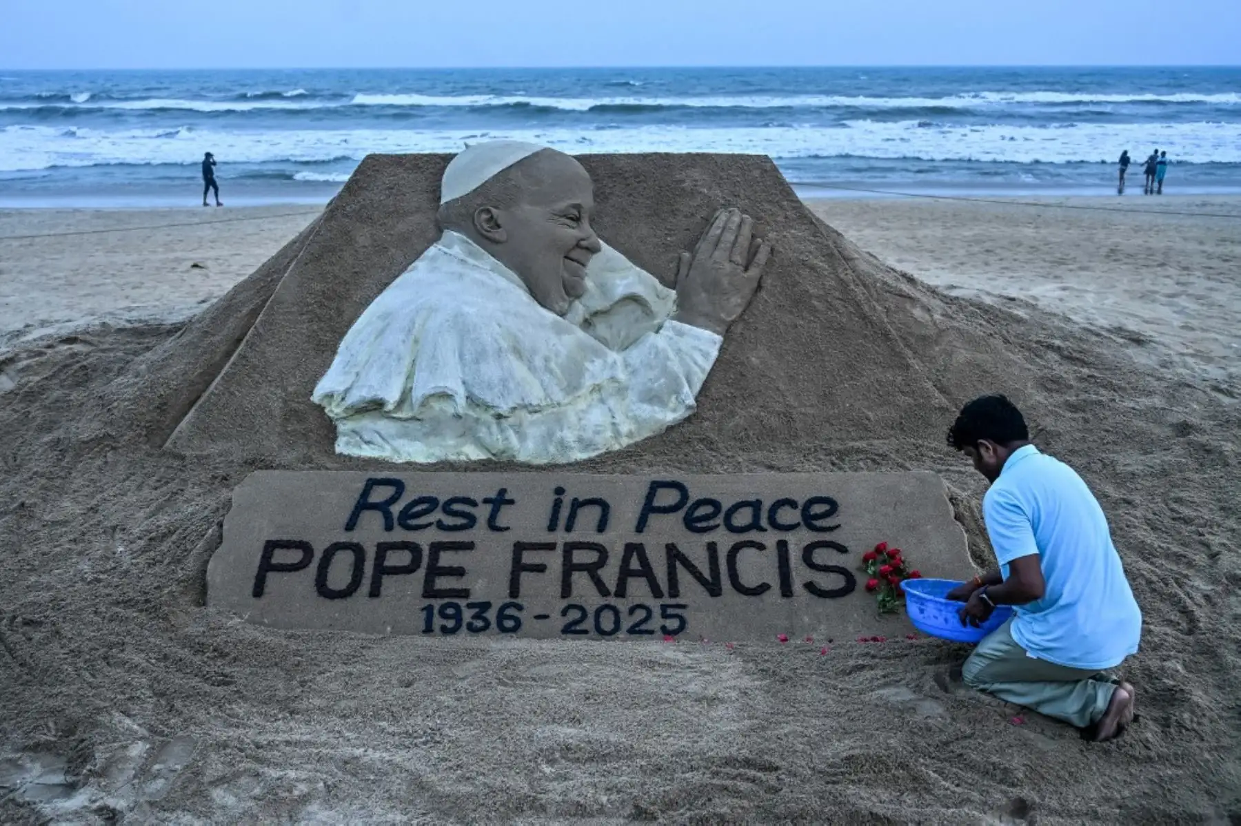 Una escultura realizada por el artista de arena indio Sudarsan Pattnaik, que representa al Papa Francisco como una señal de homenaje tras la noticia de su muerte, en Puri, estado de Odisha, en La India. Foto: AFP