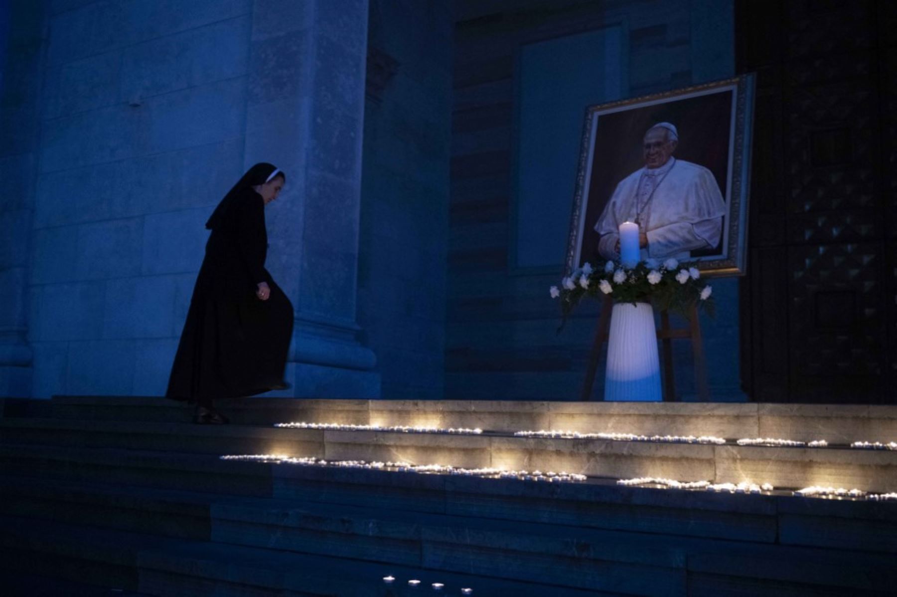 Una monja católica pasa junto a un retrato del difunto Papa Francisco exhibido en la Catedral de Santa Madre Teresa en Pristina. El Papa Francisco, murió el 21 de abril de 2025 a los 88 años. Foto: AFP
