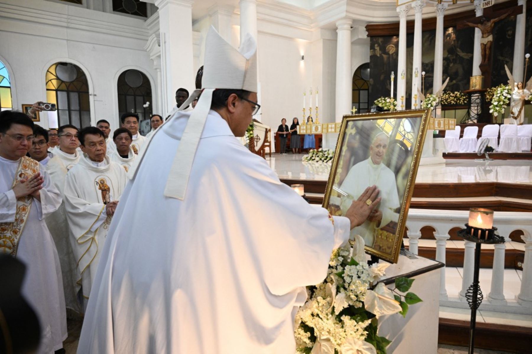 El cardenal filipino Pablo Virgilio David toca un retrato del Papa Francisco después de una misa en la Catedral de Manila, Filipinas, el 22 de abril de 2025. El Papa Francisco murió de un derrame cerebral, anunció el Vaticano horas después su muerte el 21 de abril. Foto: AFP