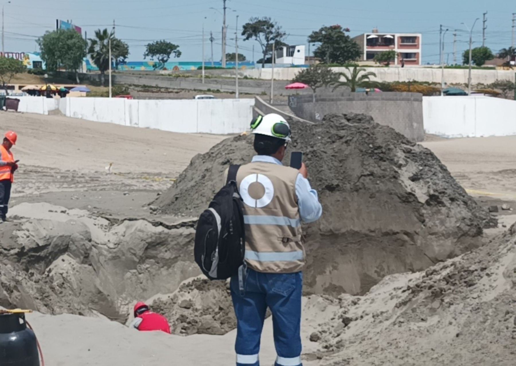 Con presencia de especialistas del OEFA se retiró una tubería en desuso en la playa El Puerto, del distrito de Chancay, en la provincia limeña de Huaral. Foto: ANDINA/difusión.